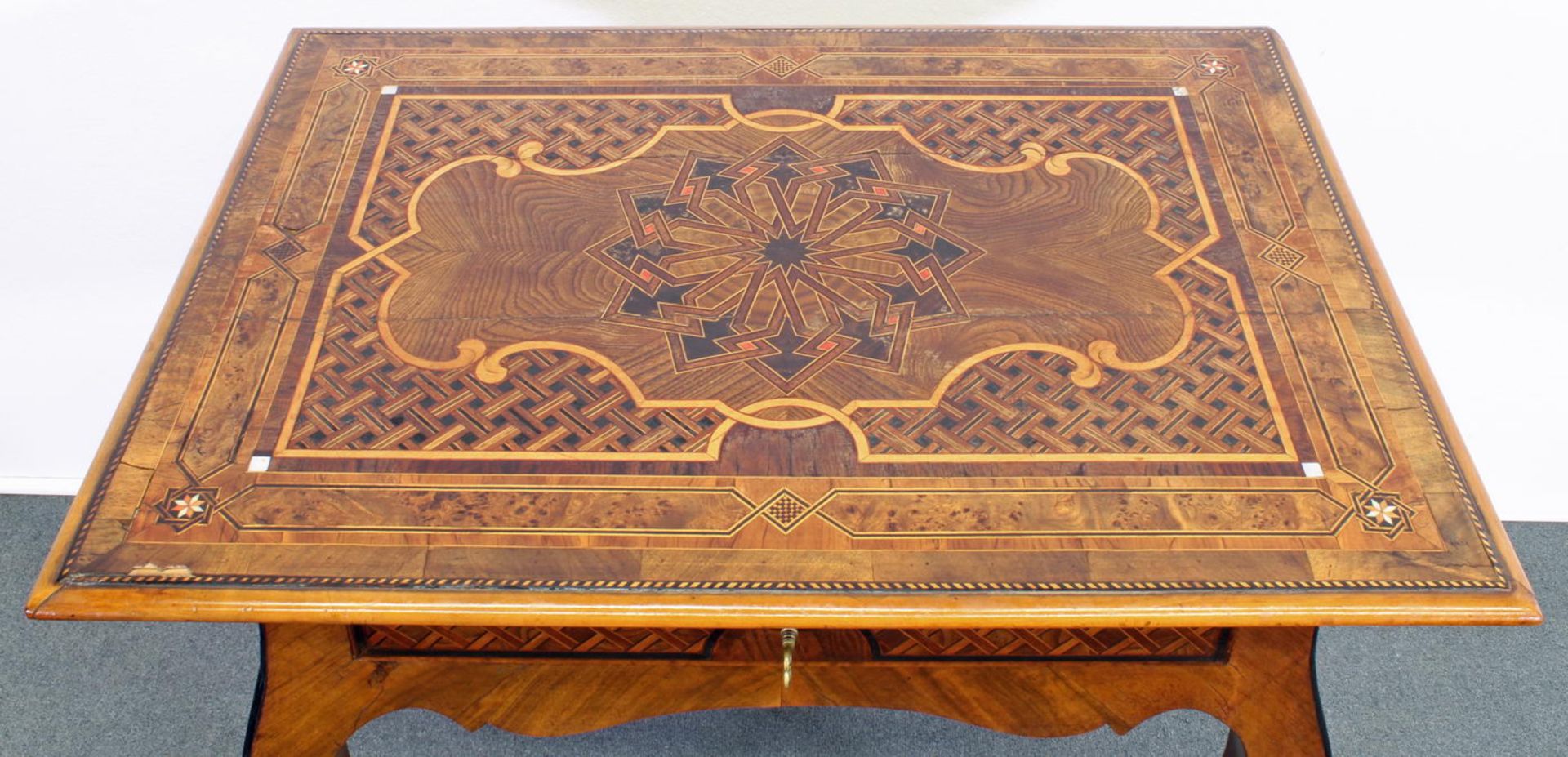 Tisch, 18./19. Jh., Nussholz u.a., reiche geometrische Intarsien, 71 x 72 x 53 cm, kleine Beschädi - Image 2 of 3