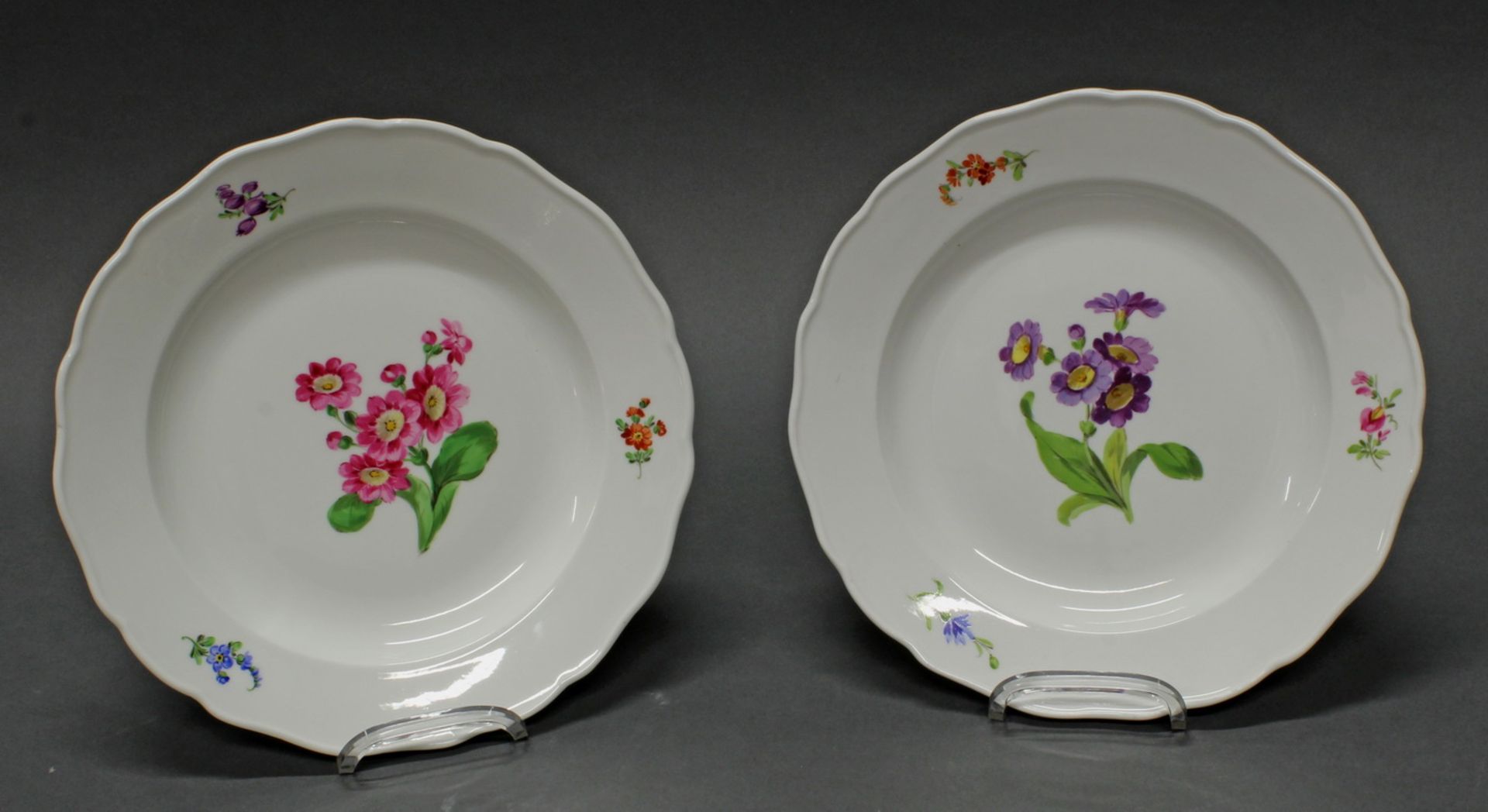 2 Speiseteller, Meissen, Schwertermarke, 1850-1924, 1. Wahl, Primel, bunt, mit Blümchen auf der Fa