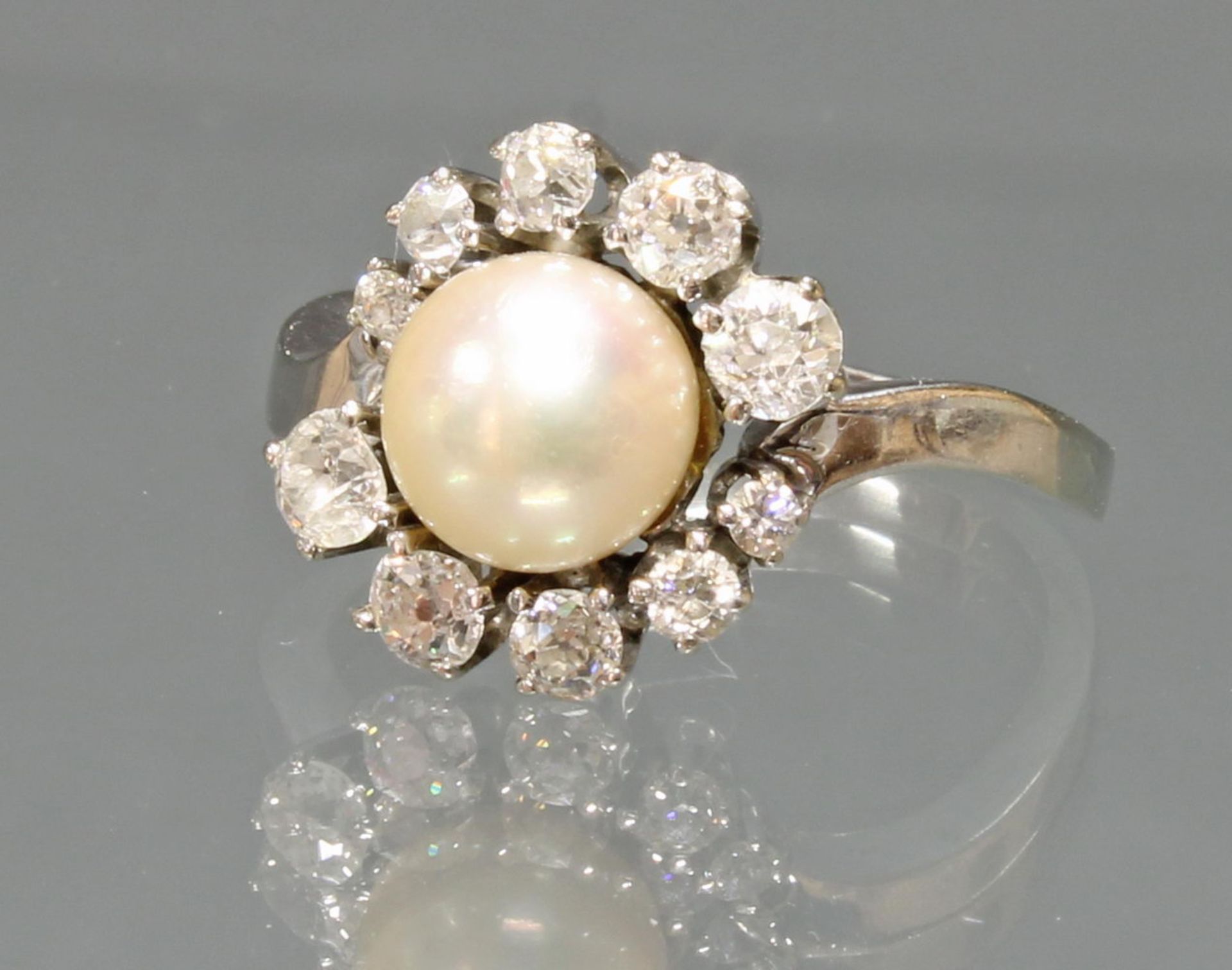 Ring, WG 585, 1 Akoya-Zuchtperle ø 7.5 mm, 10 verschieden große Besatzdiamanten, 5 g, RM 18
