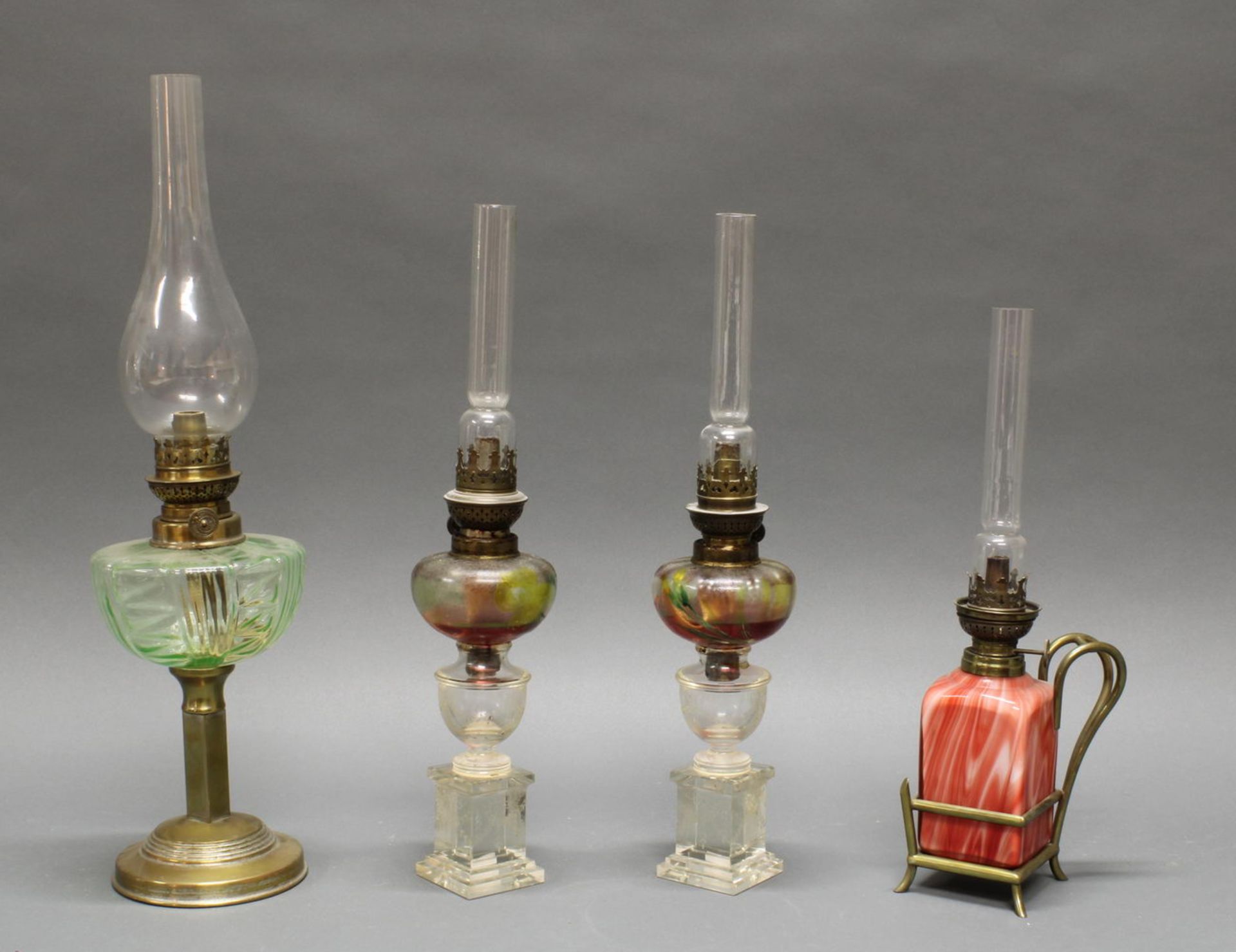4 Petroleumlampen, 19./20. Jh., verschieden, 38.5-52 cm hoch, Altersspuren, 1x Glaszylinder schadha
