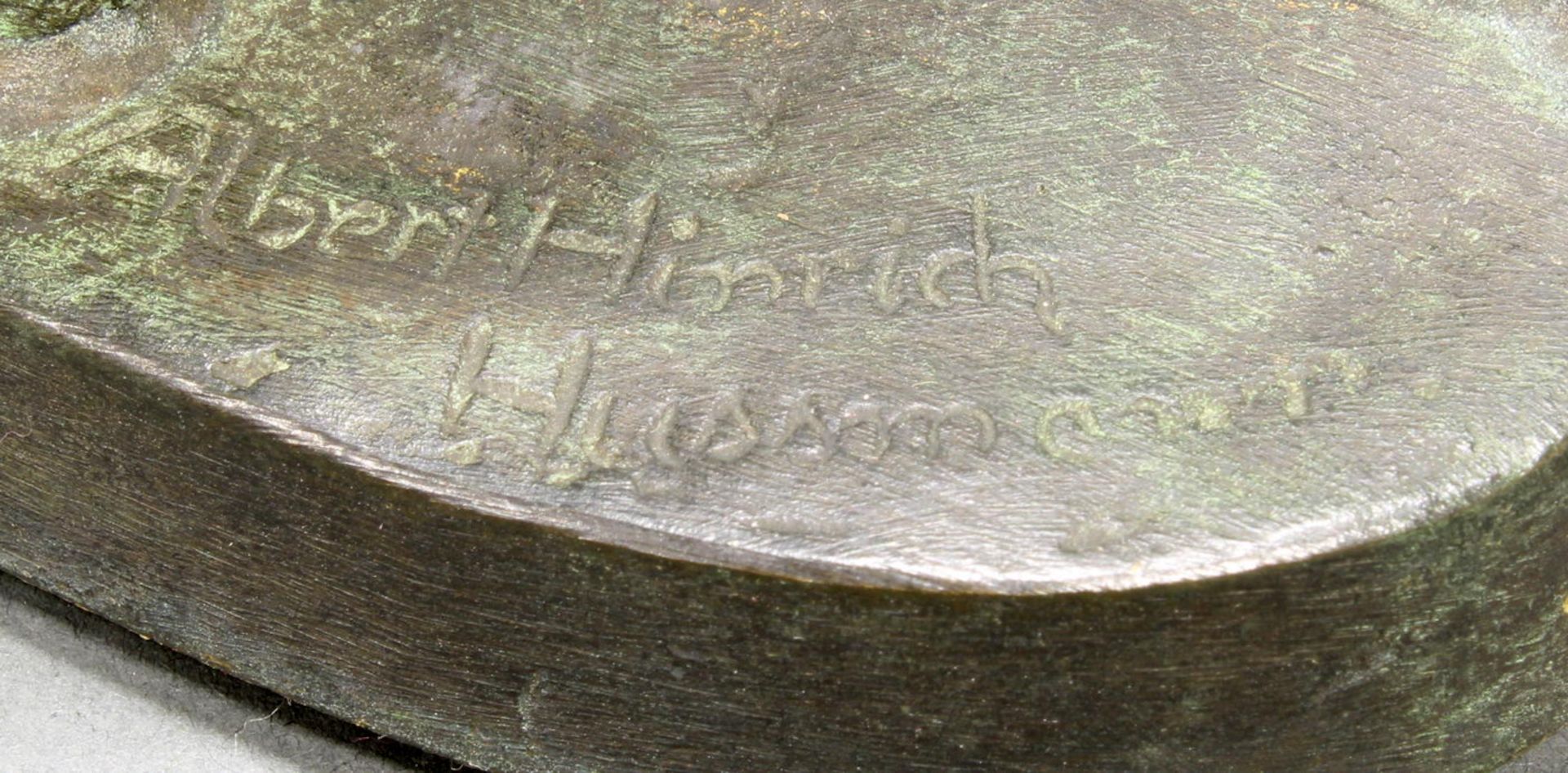 Bronze, grün-schwarz patiniert, "Fohlen", signiert auf dem Sockel Albert Hinrich Hussmann, 22 x 18 - Image 3 of 3