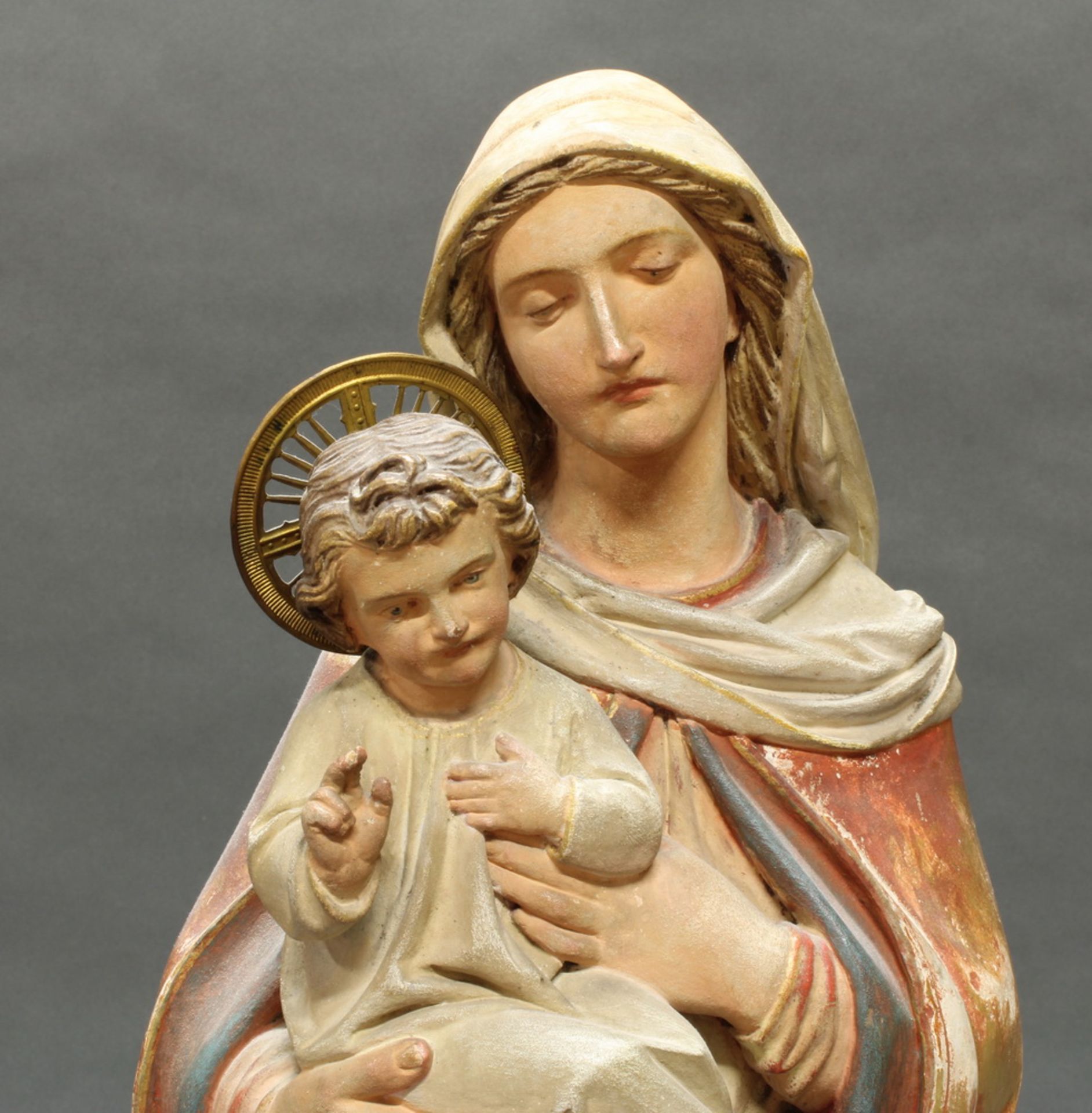 Skulptur, Holz geschnitzt, "Muttergottes mit Kind", Christus mit Metallnimbus, farbig gefasst, 19./ - Image 5 of 5