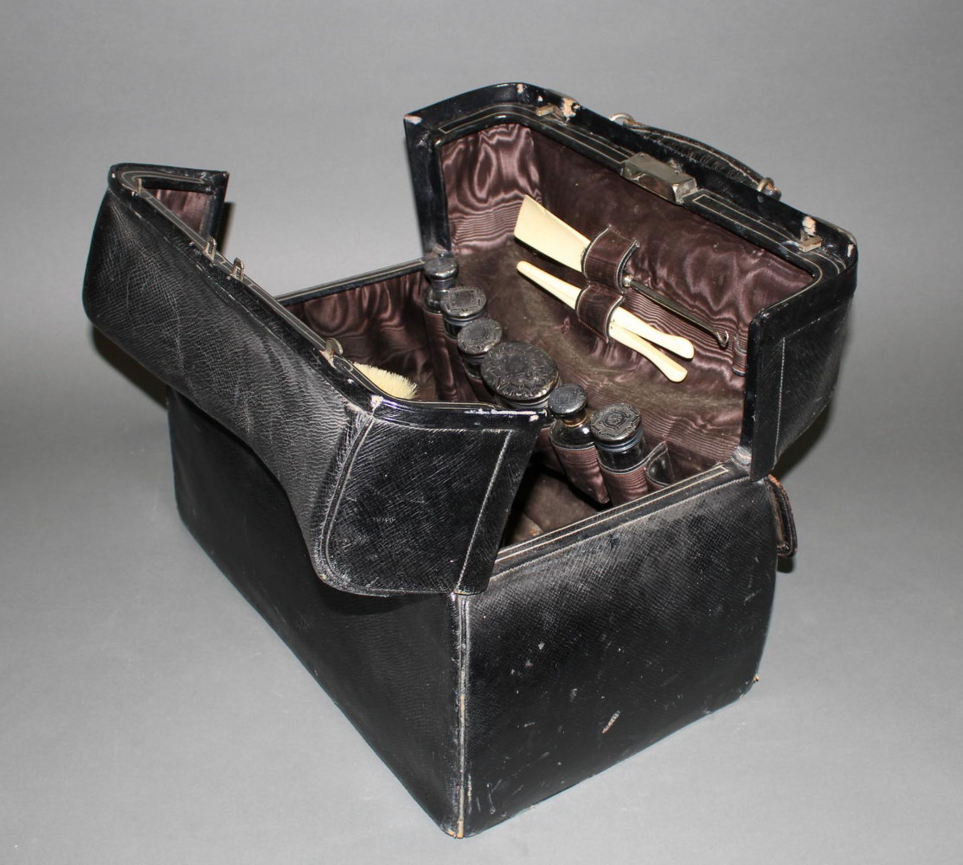 Reise-Nécessaire-Koffer, England, um 1890, schwarzes Leder, Utensilien aus Elfenbein, Leder und Pe