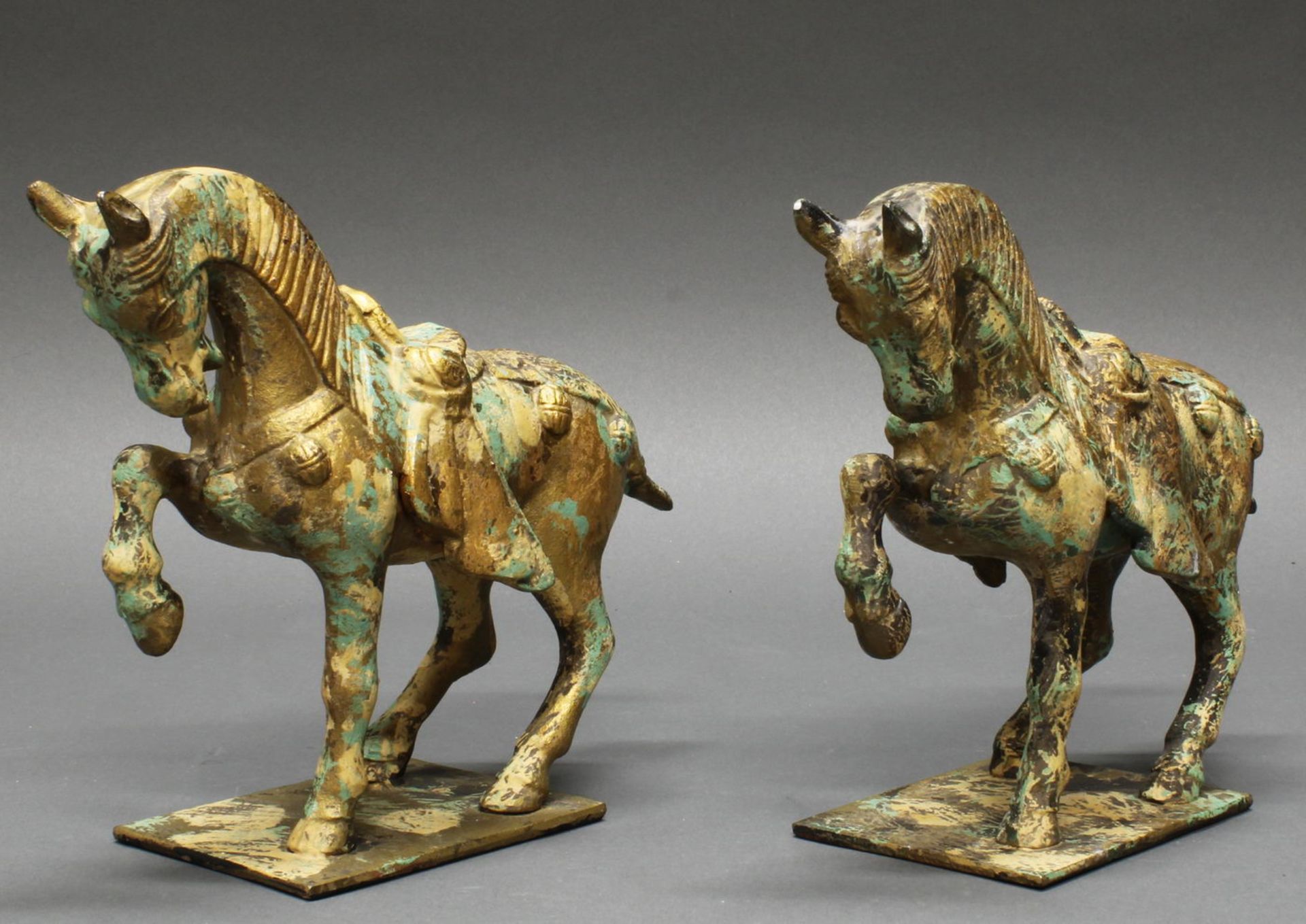 Paar Figuren, "Pferde", Asien, neuzeitlich, Eisenguss, grünlich und golden patiniert, im chinesisc - Image 2 of 4