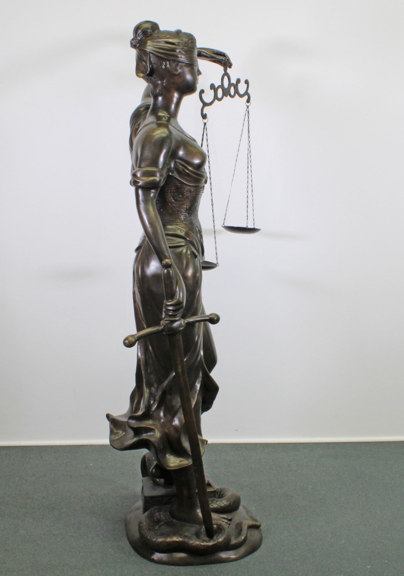 Bronze, "Justitia - Allegorie der Gerechtigkeit", ca. 30 kg, 157 cm hoch, Waage abnehmbar. Schwere - Image 4 of 5