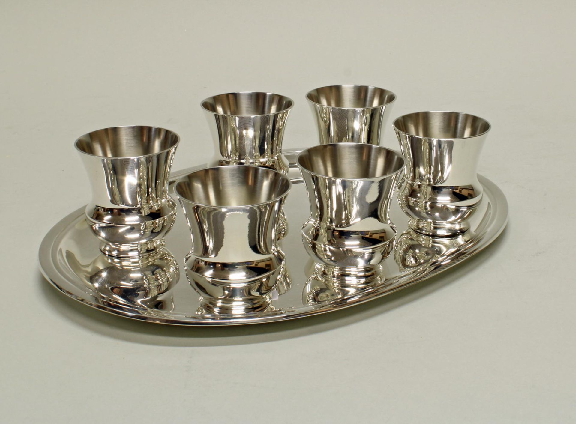 6 Schnapsbecher, Tablett, Silber 800, Schweiz, 20. Jh., Jezler, glatt, 5.5 cm hoch, 25 x 18.8 cm, z