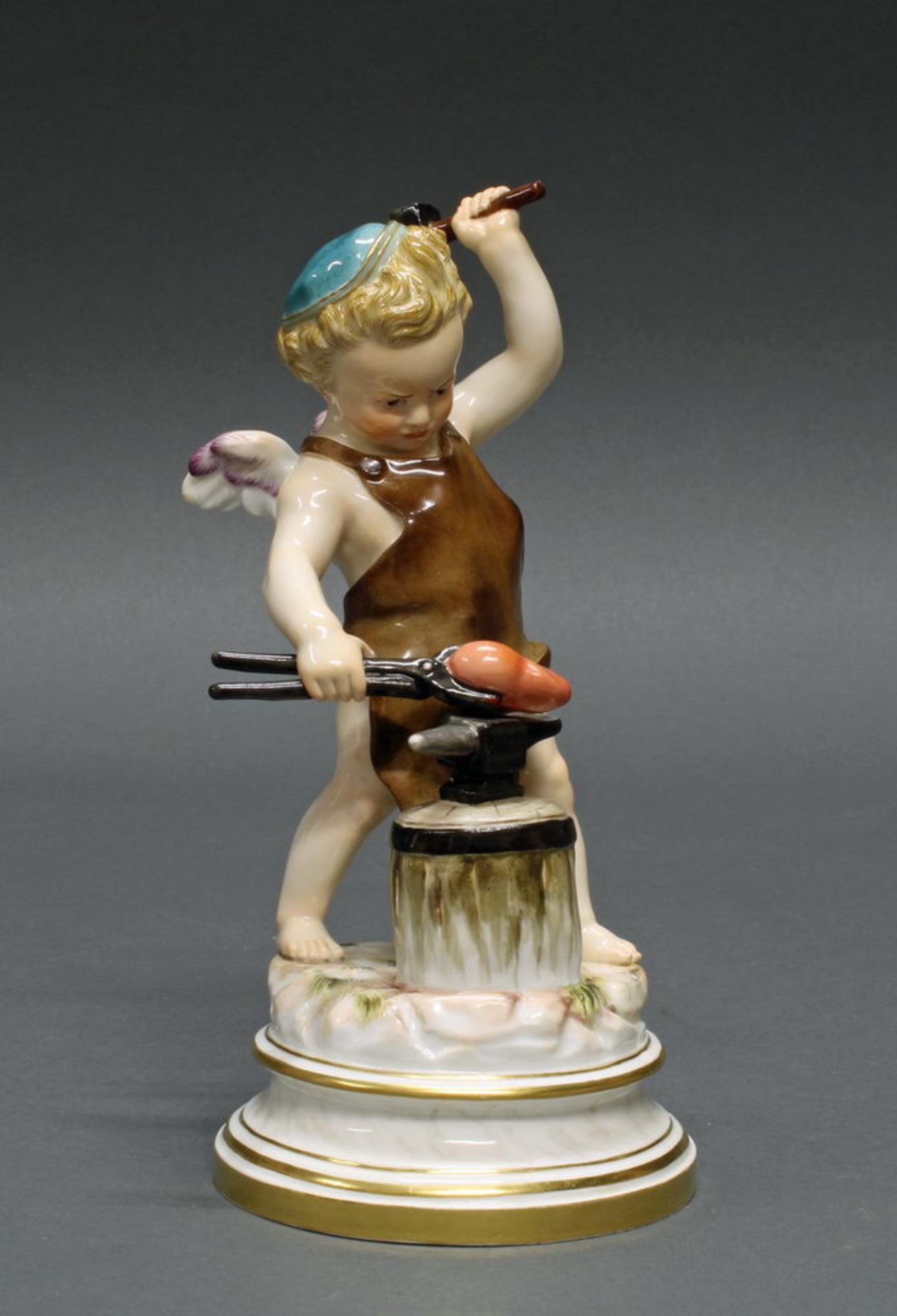 Porzellanfigur, "Amor als Schmied, ein Herz hämmernd", Meissen, Schwertermarke, 1850-1924, 1. Wahl