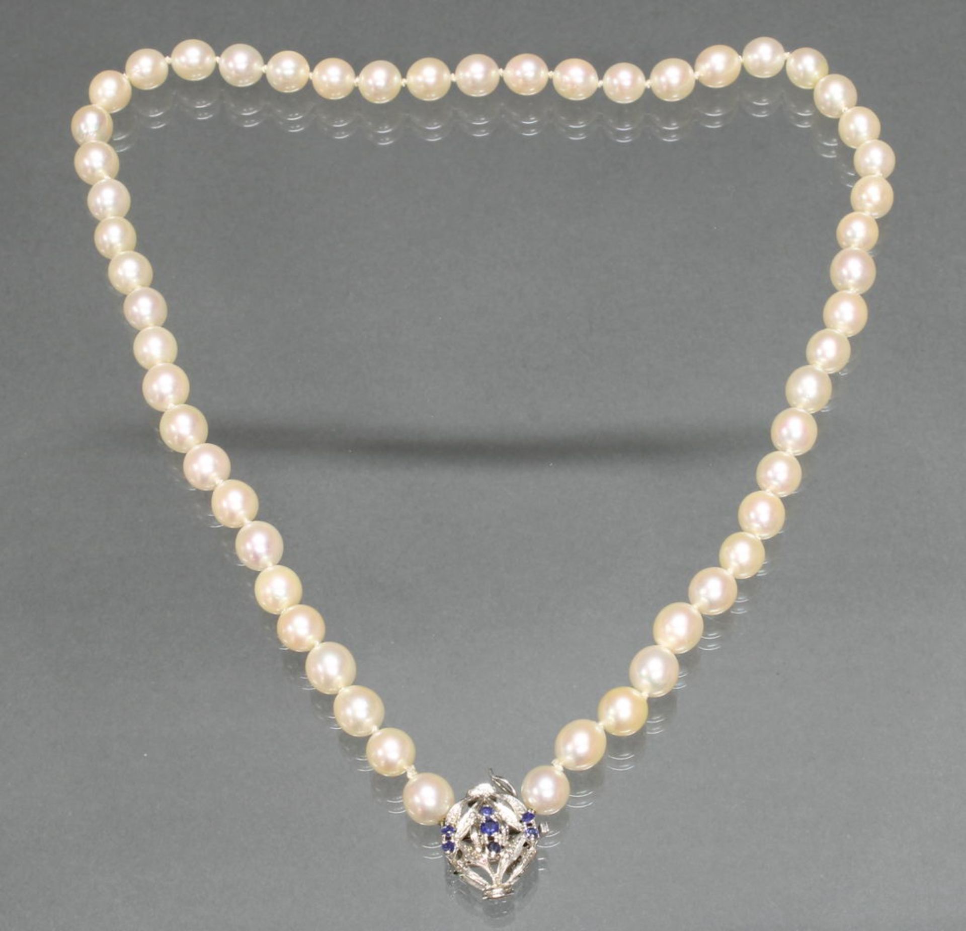 Perlenkette, 53 Akoya-Zuchtperlen ø ca. 7.5 mm, Schließe WG 750, 7 facettierte Saphire, 46 cm lan