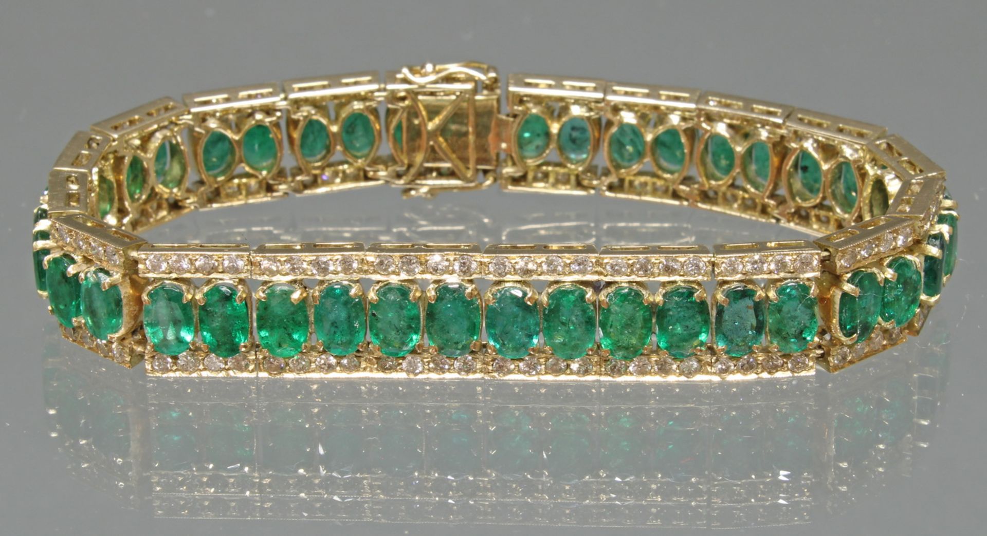 Armband, GG 585, 40 oval facettierte Smaragde 5.5 x 3.8 mm, 160 Brillanten zus. ca. 3.20 ct., 17.5