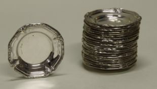 23 Untersetzer, Silber 915, J. Perez Fdez., profilierter Lorbeer-Rand, ø 8.7 cm, zus. ca. 912 g