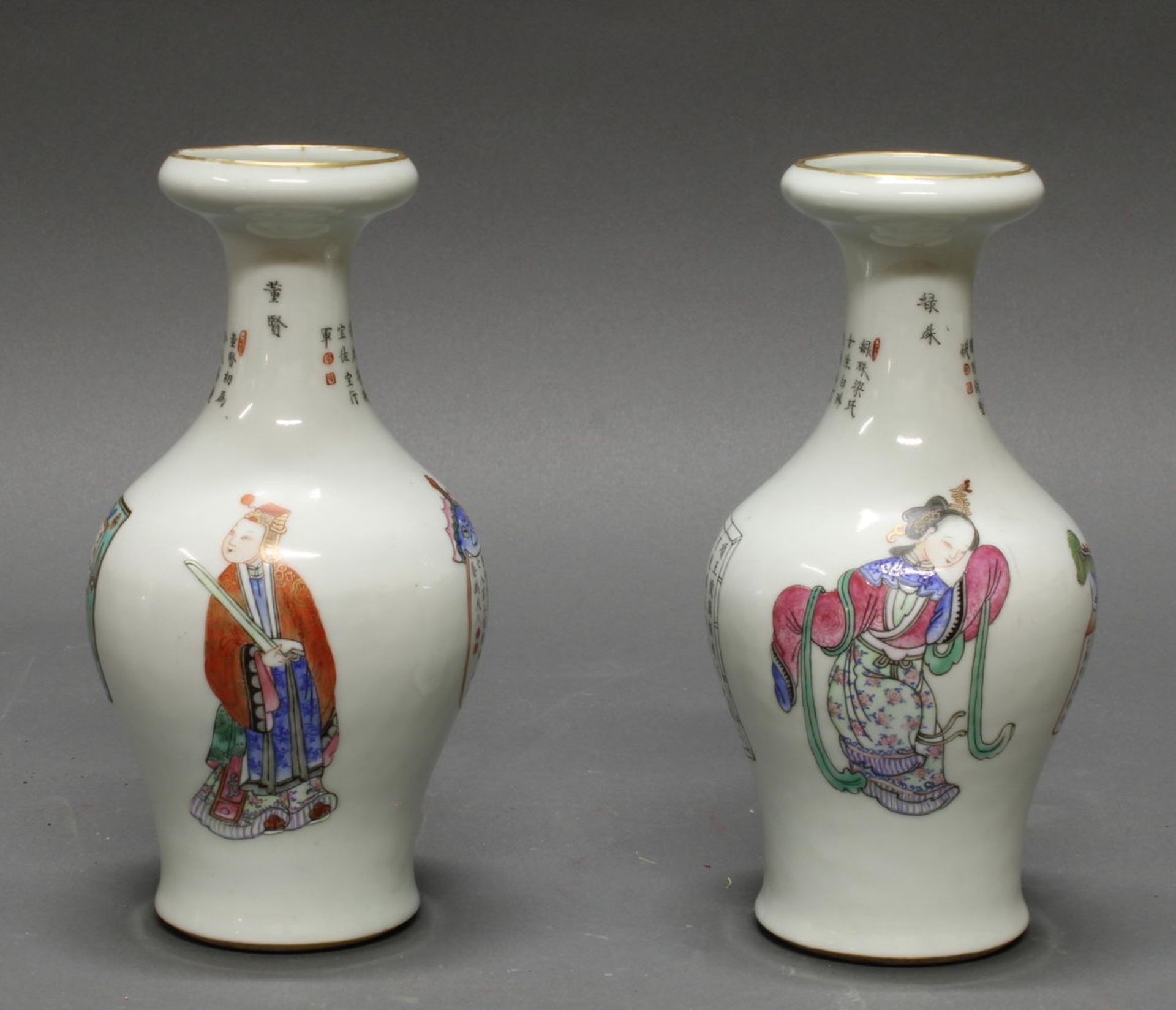 Paar Balustervasen, China, 19. Jh., Porzellan, famille rose, bemalt mit historischen Figuren, Schri - Image 2 of 2