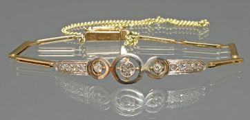 Armband, 1920er/30er Jahre, GG 750, Mittelteil weiß belötet, 1 Diamant ø 4 mm, Altschliff, 2 Dia
