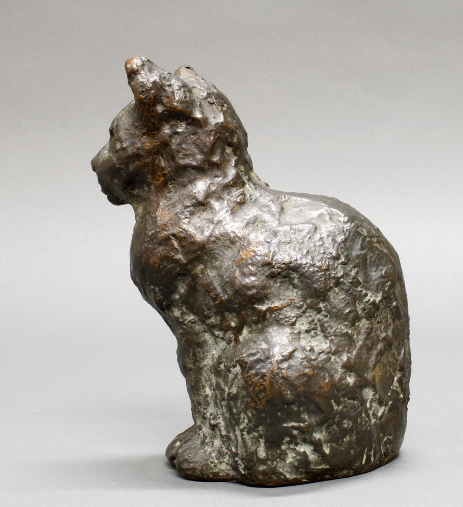 Bronze, schwarz patiniert, "Sitzende Katze", unten seitlich monogrammiert H.G., 19 cm hoch. Hans Ge - Image 2 of 4