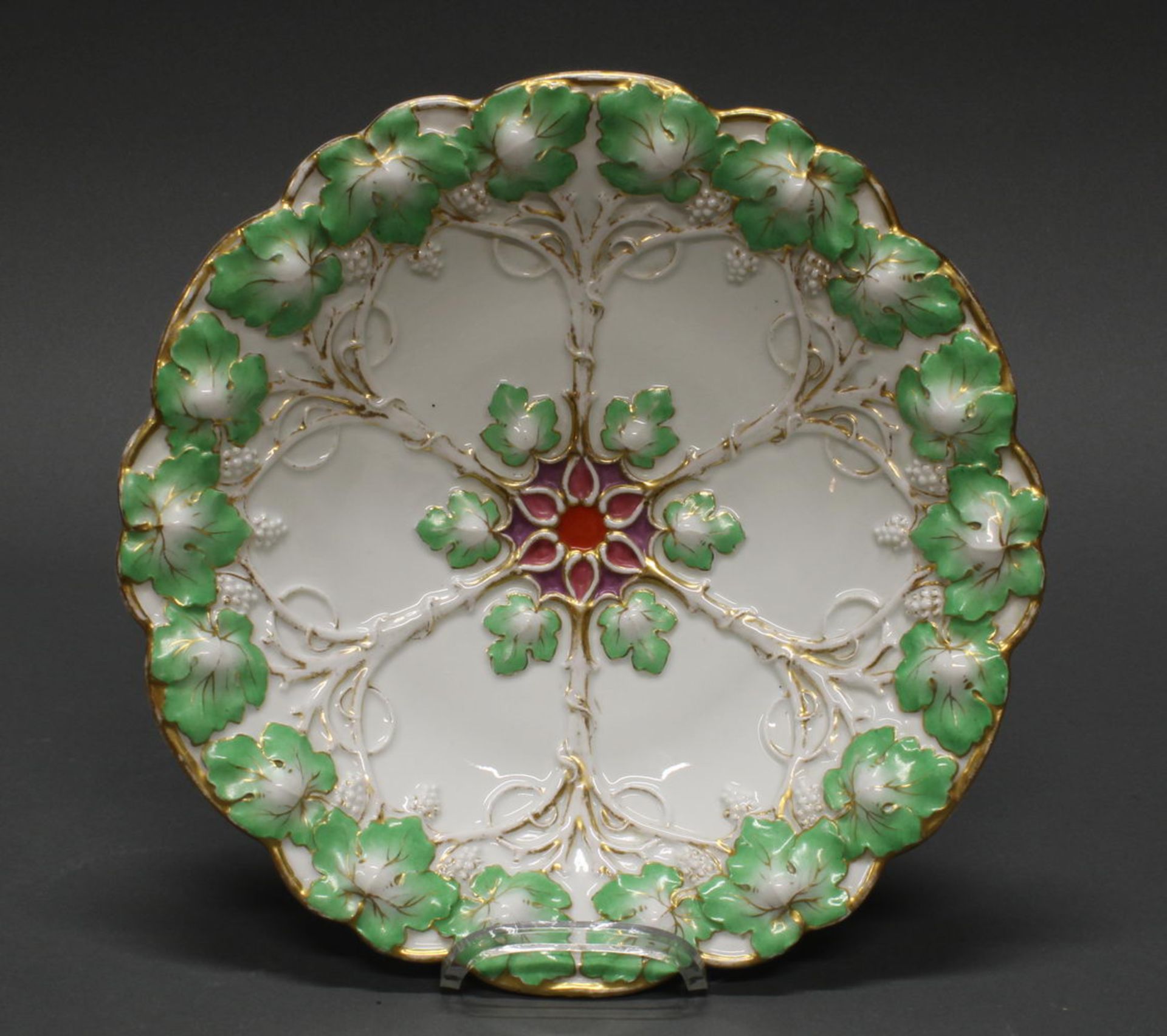 Platte, Meissen, Schwertermarke, 1850-1924, 1. Wahl, Weinstöcke im Relief, polychrom und goldstaff