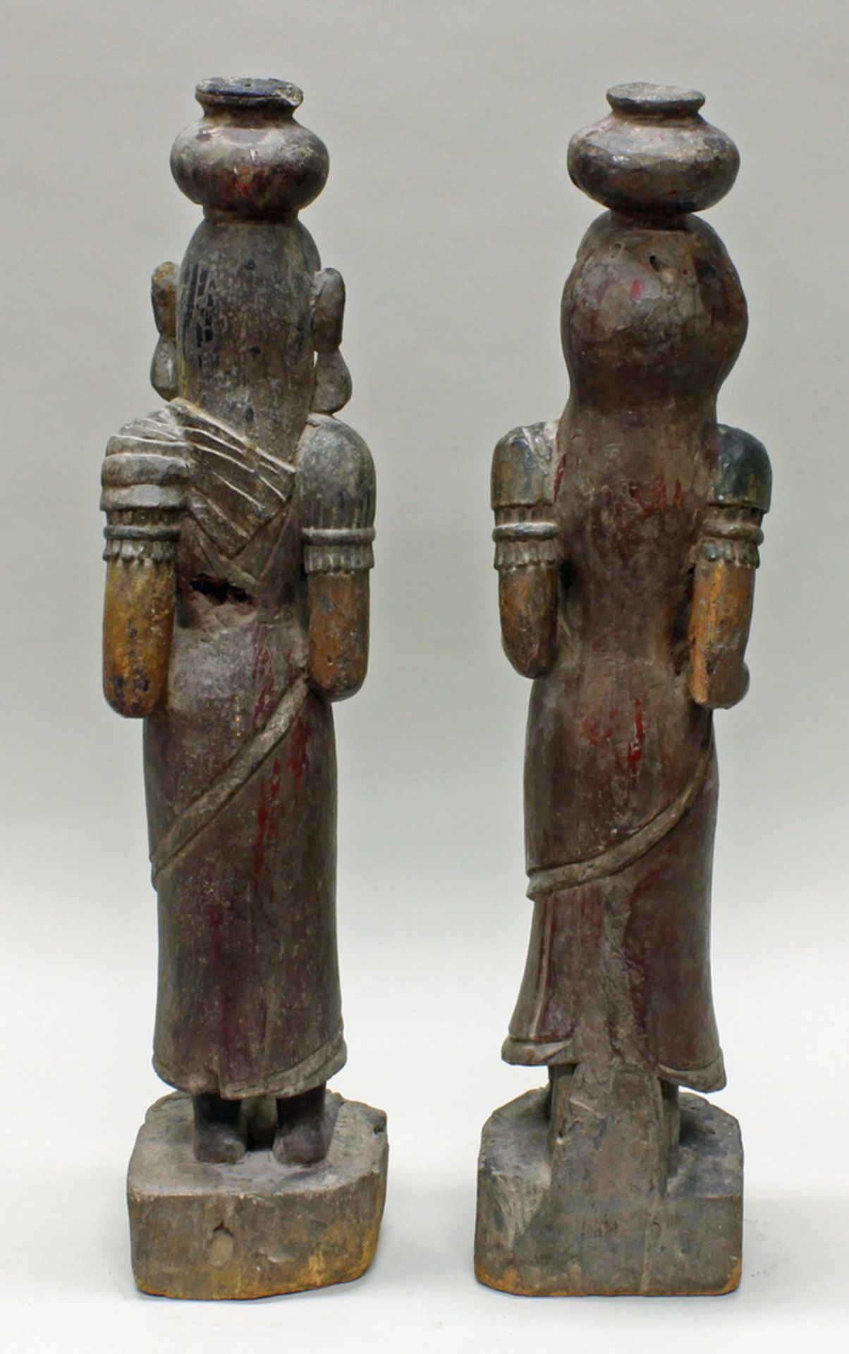 2 Skulpturen, "Wasserträgerinnen", Indien, 20 Jh., Holz, Reste von farbiger Fassung, je 72 cm hoch - Image 2 of 3