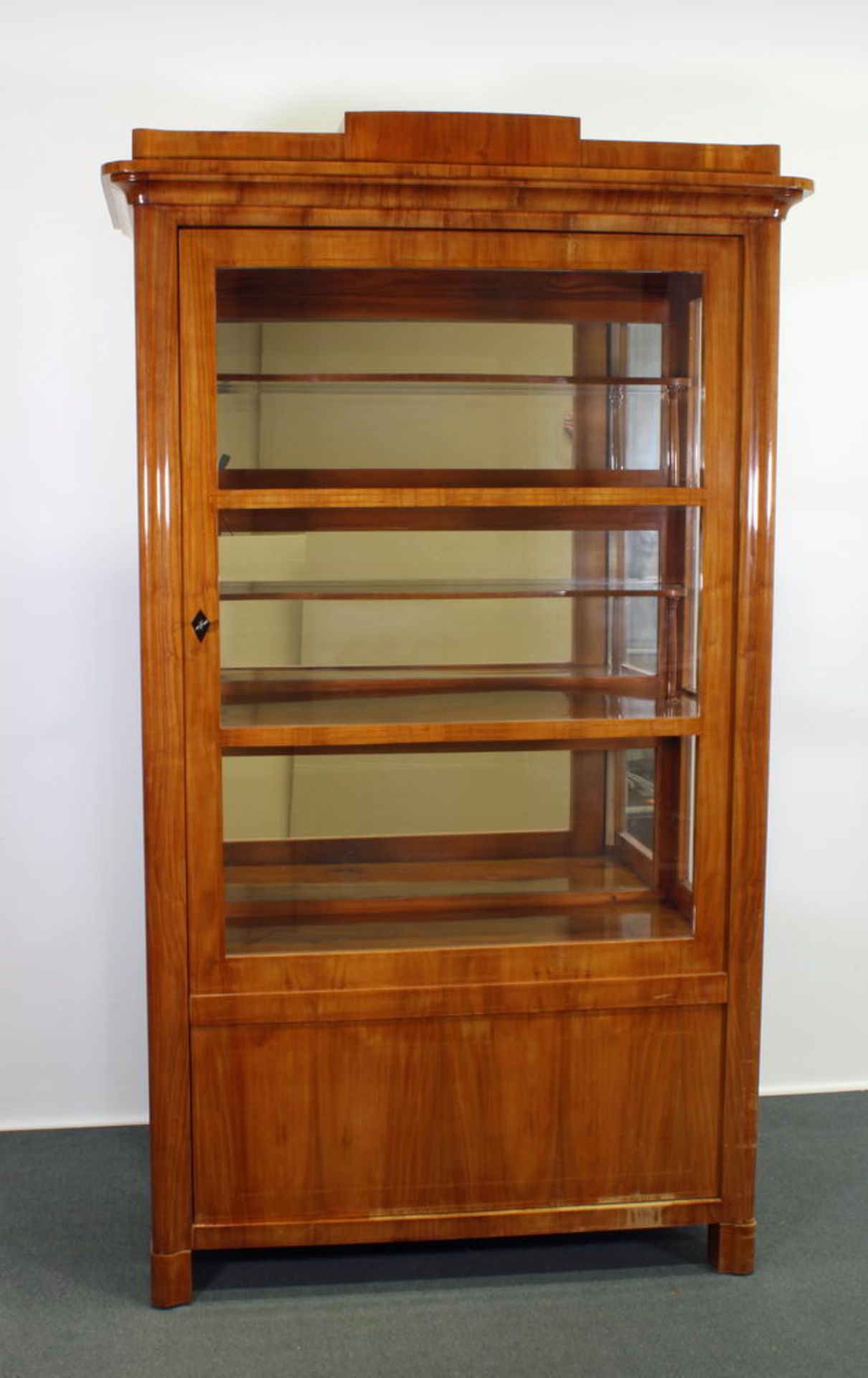 Vitrine, Biedermeier um 1825, Kirschbaum, eintürig, dreiseitig verglast, Rückwand verspiegelt, zw