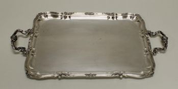 Tablett, Silber 800, Italien, rechteckig, profilierter Rand und Handhaben mit Rankenzier, glatter S