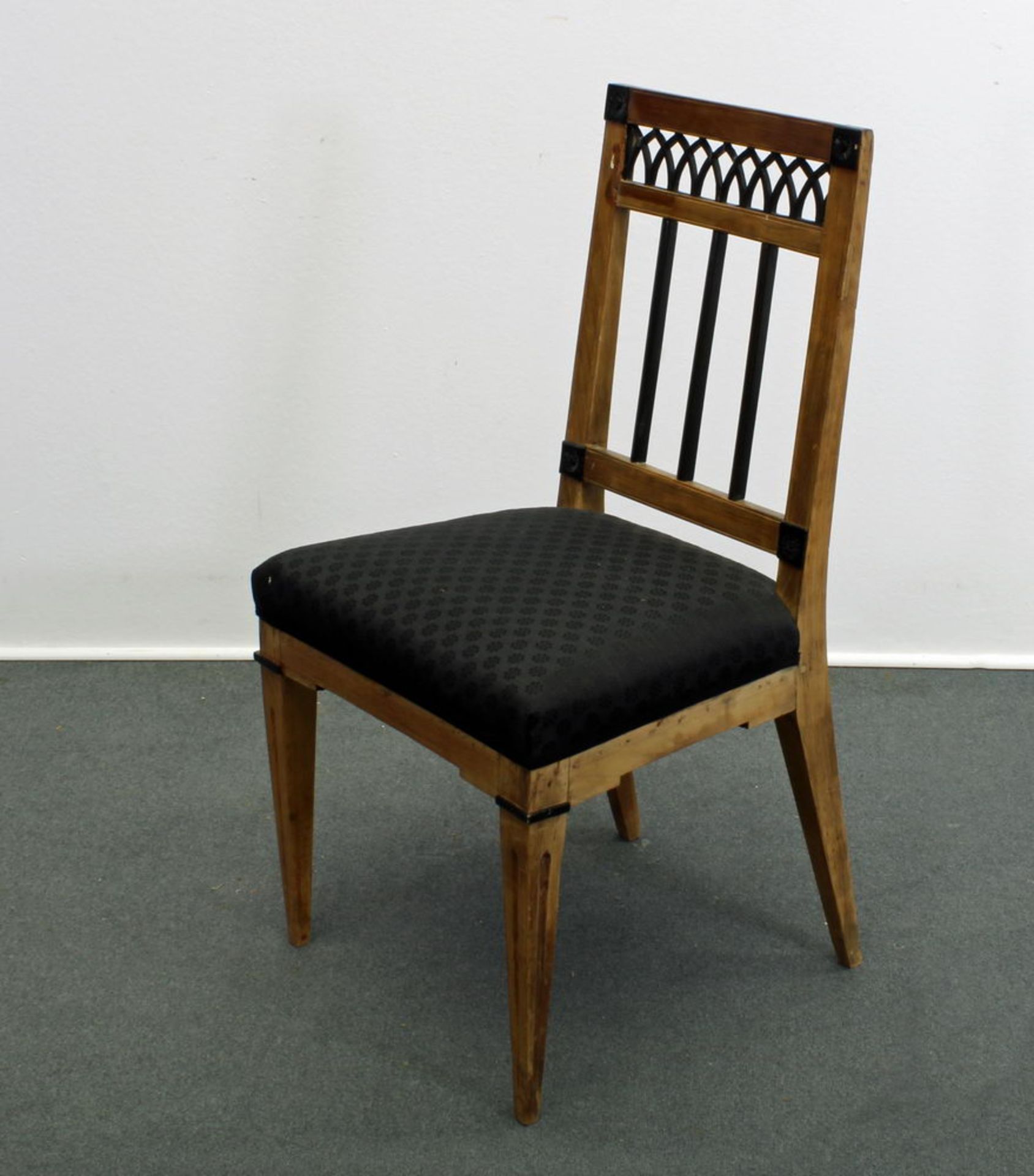 4 verschiedene Stühle, um 1800/19. Jh., verschiedene Hölzer, jeweils mit Sitzpolster, Gebrauchssp - Image 5 of 5