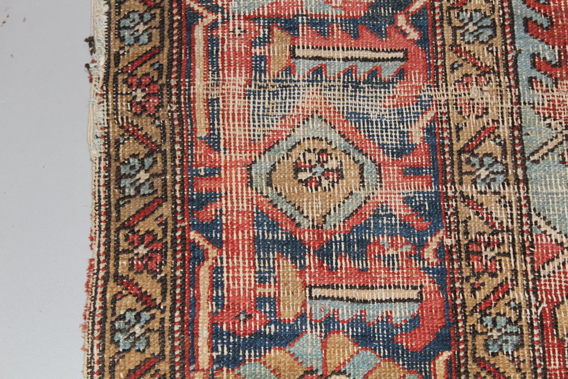 Heriz, Iran, alt, ca. 3.83 x 2.86 m, Flor stark belaufen, etwas gekürzt, Rand mit Beschädigungen - Image 4 of 4