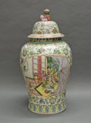 Deckelvase, China, 20. Jh., Porzellan, famille rose, Balusterform, Reserven mit Palastszenen, polyc