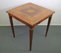 Tisch, Italien, 20. Jh., Nussbaum, Intarsienhölzer, unter Verwendung einer alten Platte, 76.5 x 75