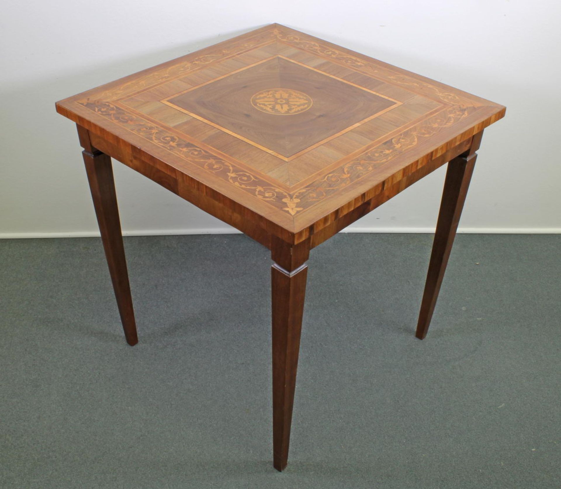 Tisch, Italien, 20. Jh., Nussbaum, Intarsienhölzer, unter Verwendung einer alten Platte, 76.5 x 75