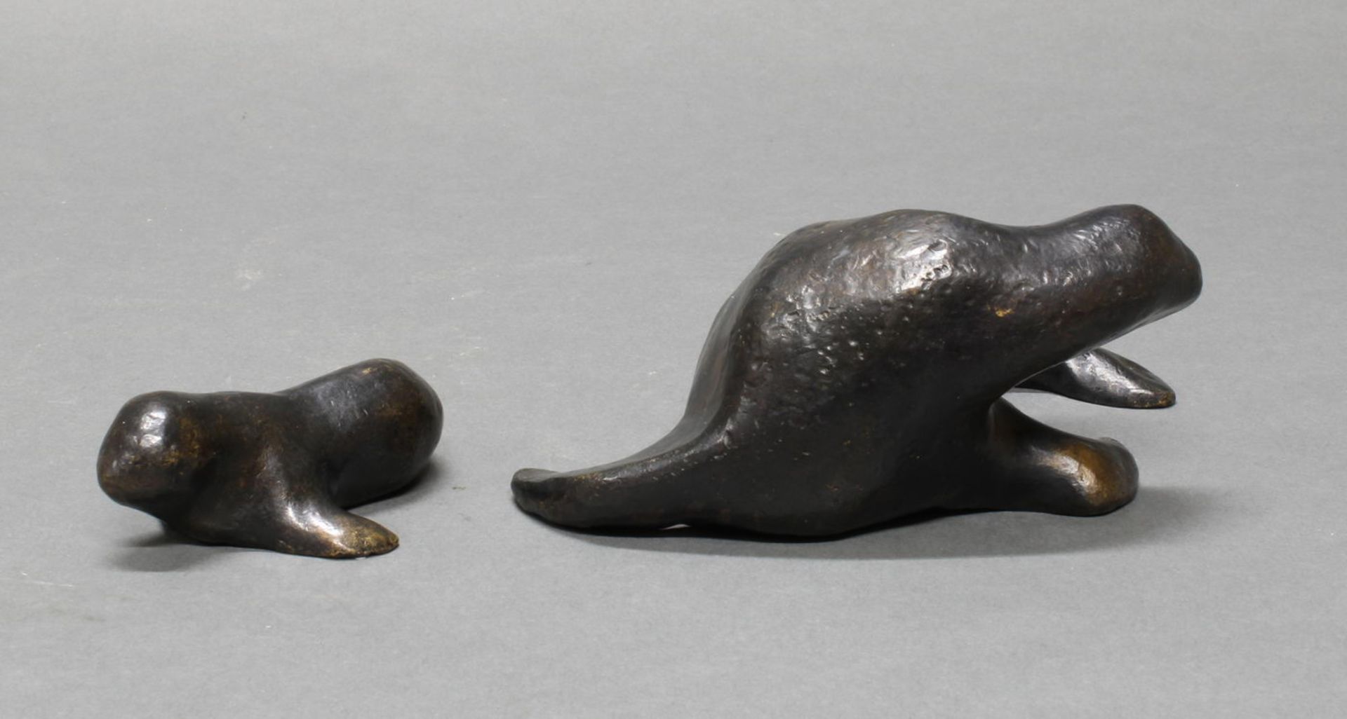 Bronze, "Seehund mit Heuler", 9 bzw. 14 cm lang. Mechthild Born, geb. 1941 Münster - Image 2 of 3