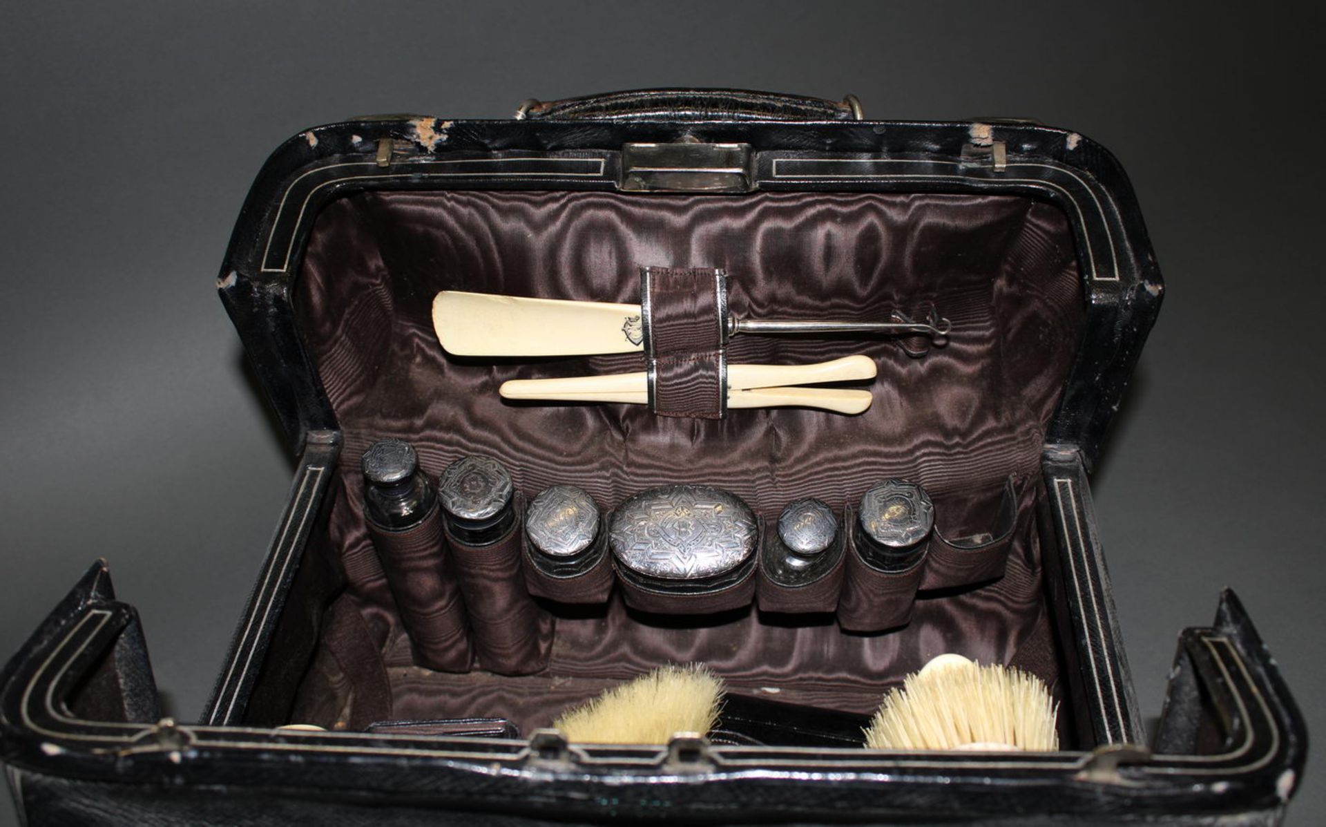 Reise-Nécessaire-Koffer, England, um 1890, schwarzes Leder, Utensilien aus Elfenbein, Leder und Pe - Bild 2 aus 3