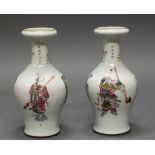 Paar Balustervasen, China, 19. Jh., Porzellan, famille rose, bemalt mit historischen Figuren, Schri