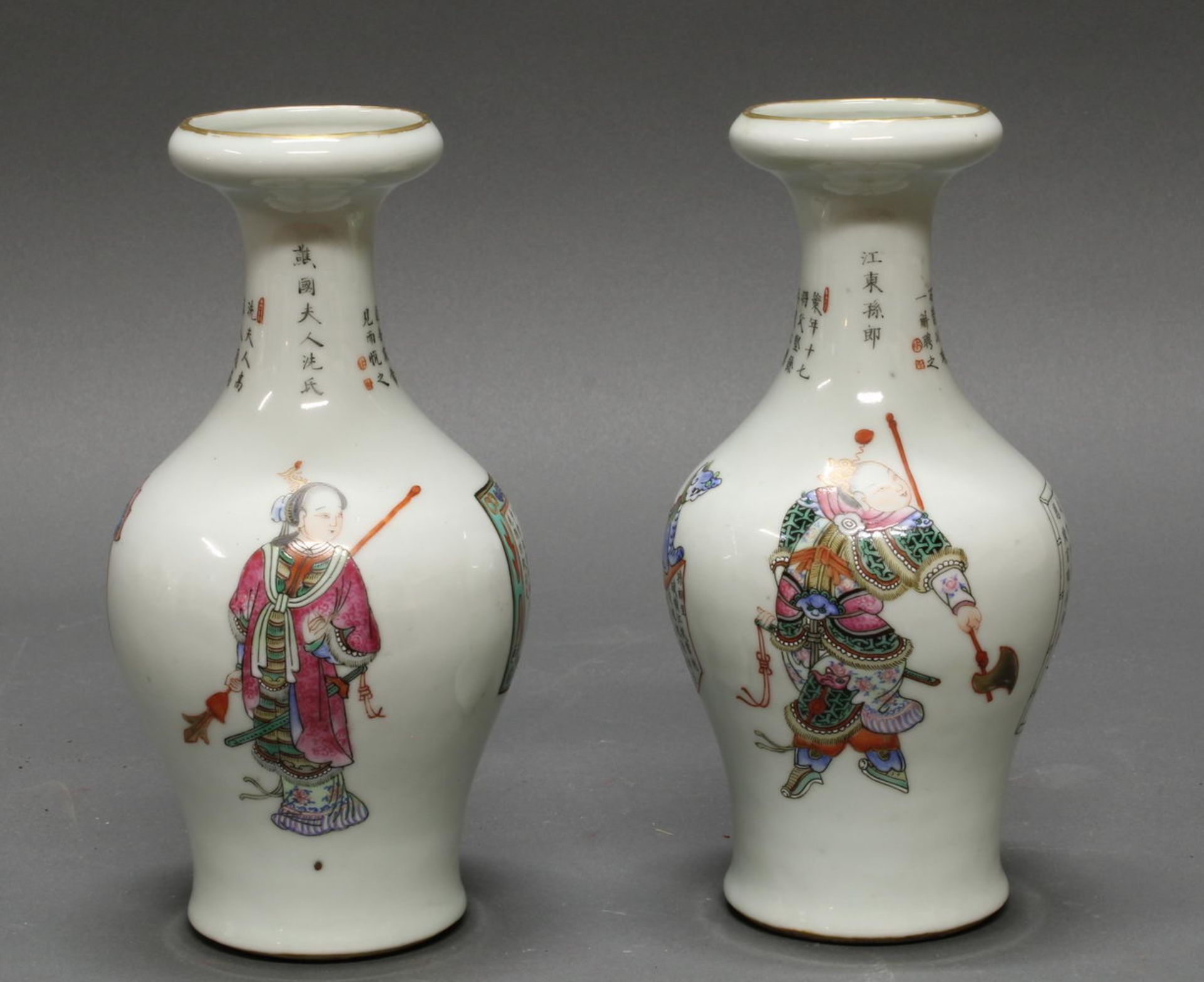 Paar Balustervasen, China, 19. Jh., Porzellan, famille rose, bemalt mit historischen Figuren, Schri