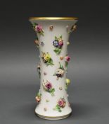 Vase, Meissen, Schwertermarke, 1850-1924, 1. Wahl, konisch-schlank, plastische farbige Blüten, Gol