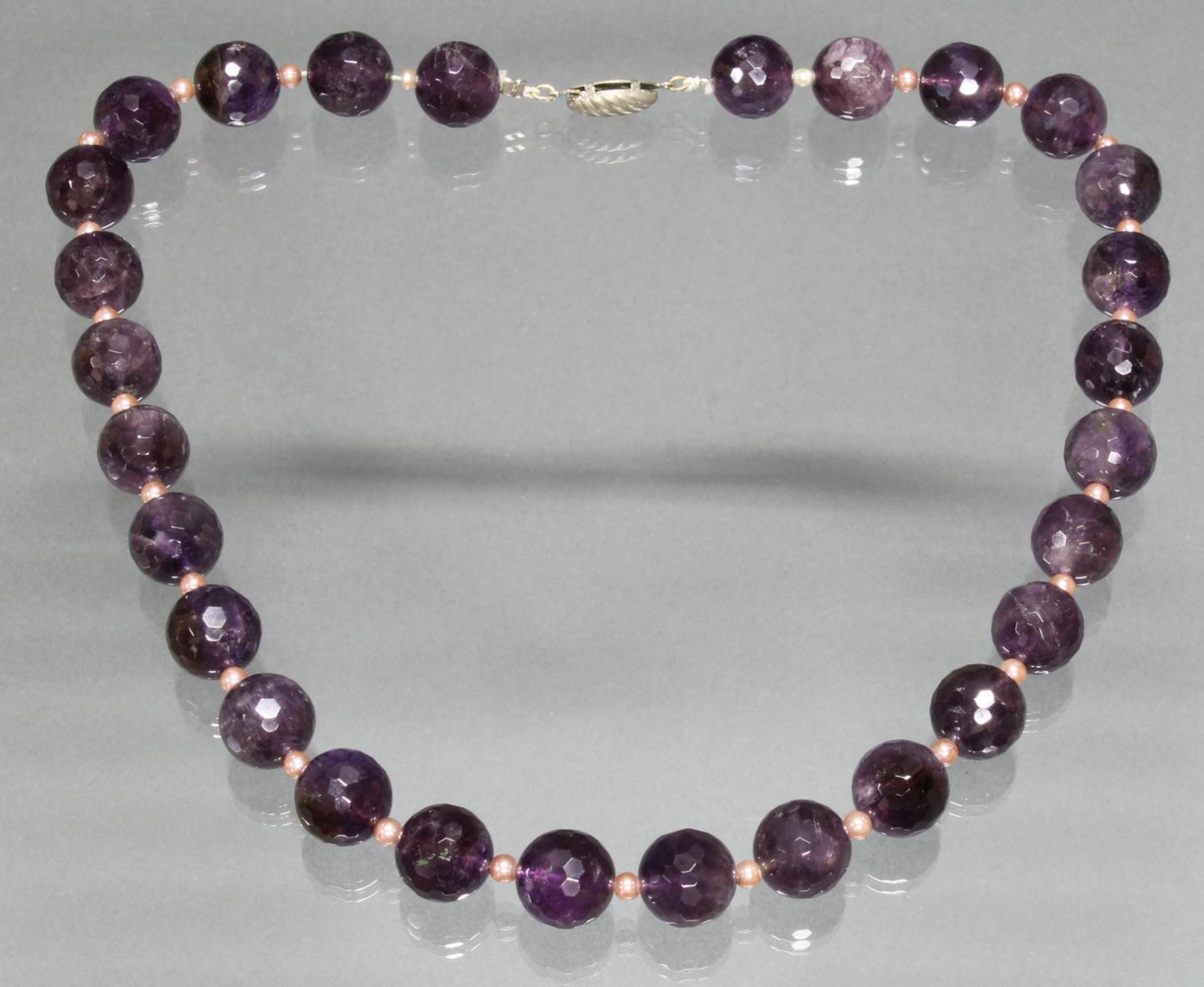 Kette, 28 facettierte Amethystkugeln, kleine roséfarbene Perlchen, 50 cm lang