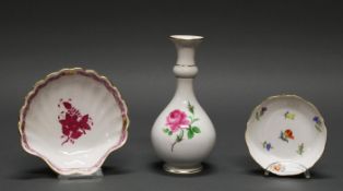 Vase, Untertasse, Meissen, Schwertermarke, 1./2. Wahl, rote Rose bzw. gestreute Blümchen, bunt, je