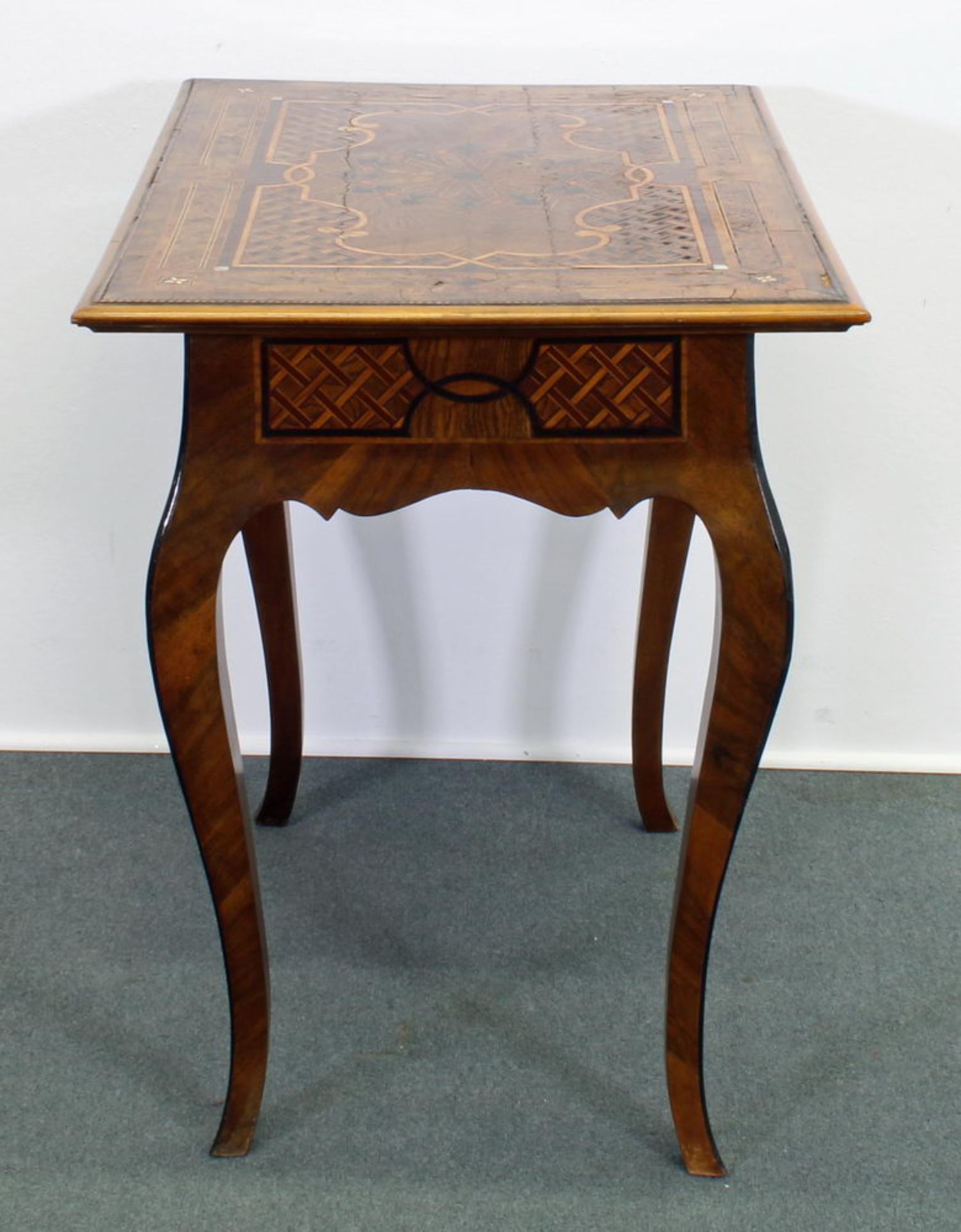 Tisch, 18./19. Jh., Nussholz u.a., reiche geometrische Intarsien, 71 x 72 x 53 cm, kleine Beschädi - Image 3 of 3