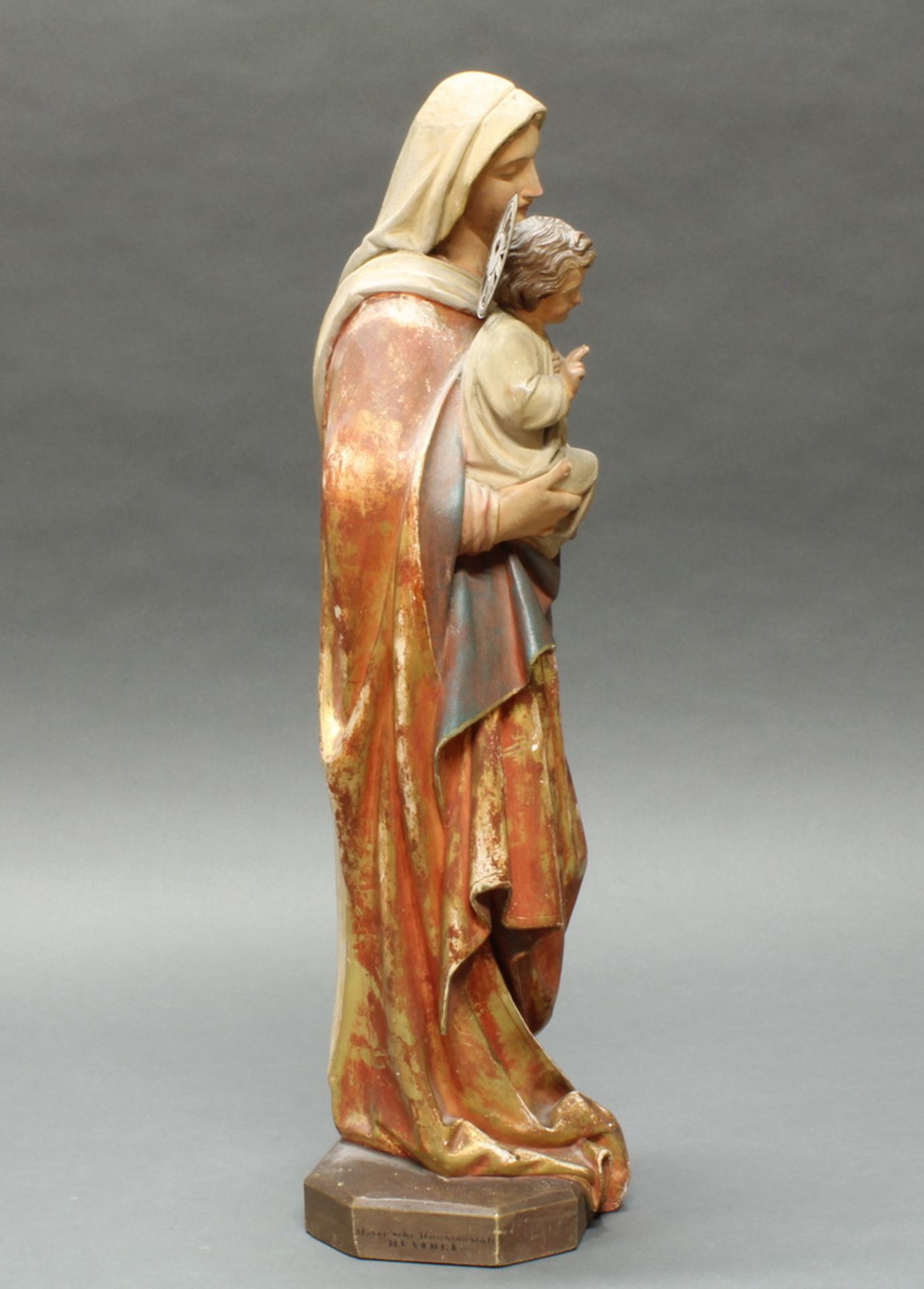Skulptur, Holz geschnitzt, "Muttergottes mit Kind", Christus mit Metallnimbus, farbig gefasst, 19./ - Image 4 of 5