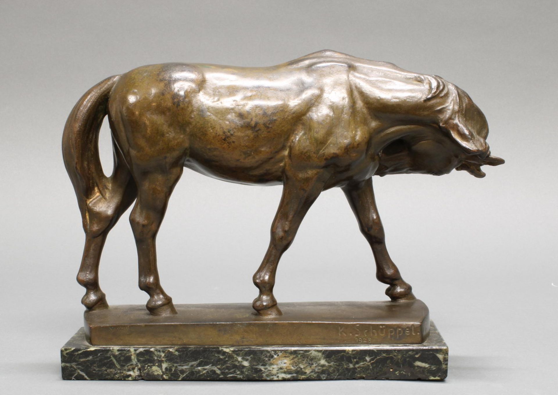Bronze, braun patiniert, "Stehendes Pferd", auf dem Sockel signiert K. Schüppel und datiert 1928, - Bild 2 aus 3