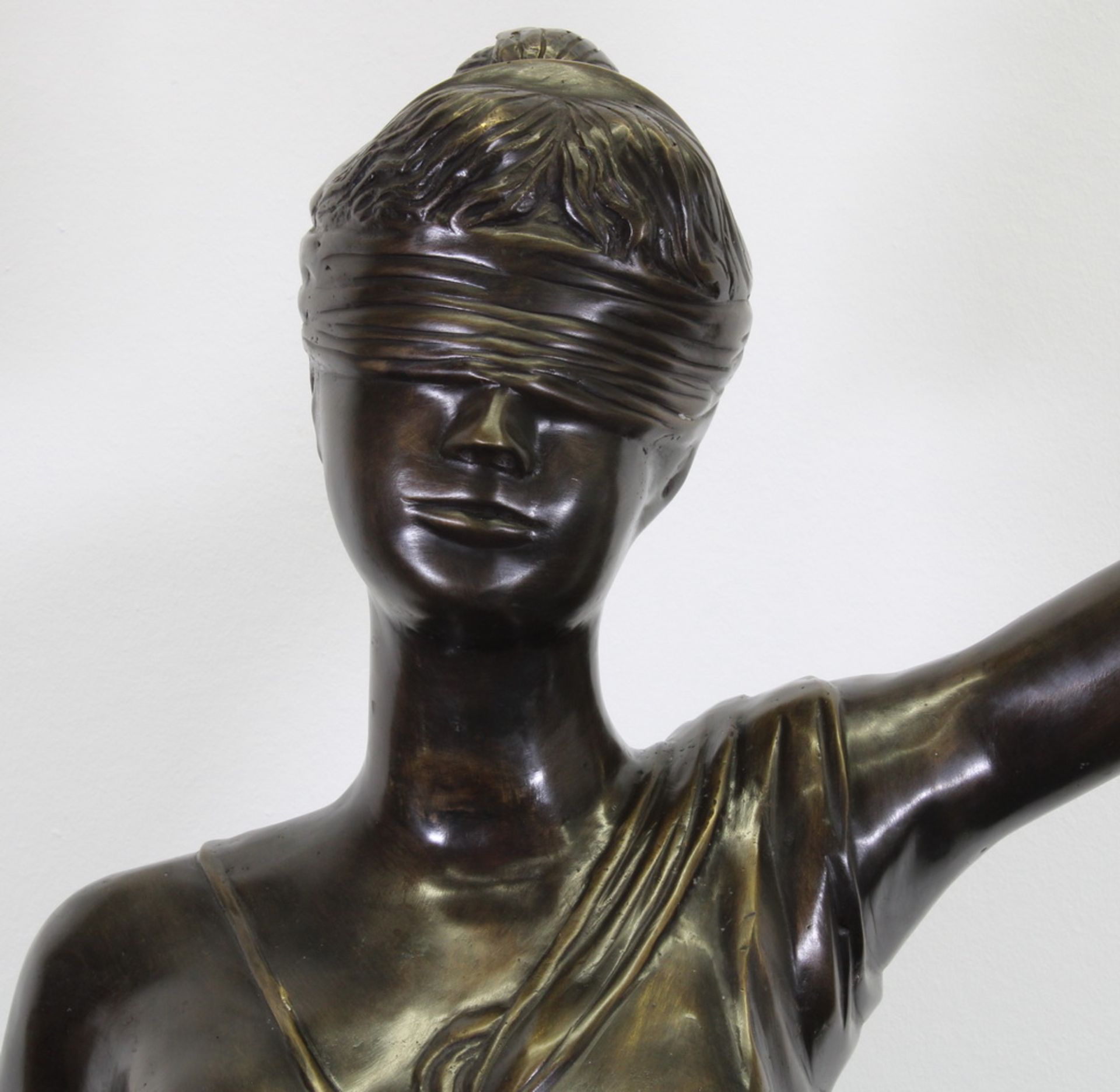 Bronze, "Justitia - Allegorie der Gerechtigkeit", ca. 30 kg, 157 cm hoch, Waage abnehmbar. Schwere - Image 5 of 5