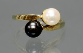 Ring, GG 585, 1 weiße Zuchtperle ø ca. 6 mm, 1 schwarze Zuchtperle ø ca. 5 mm, 3 g, RM 17