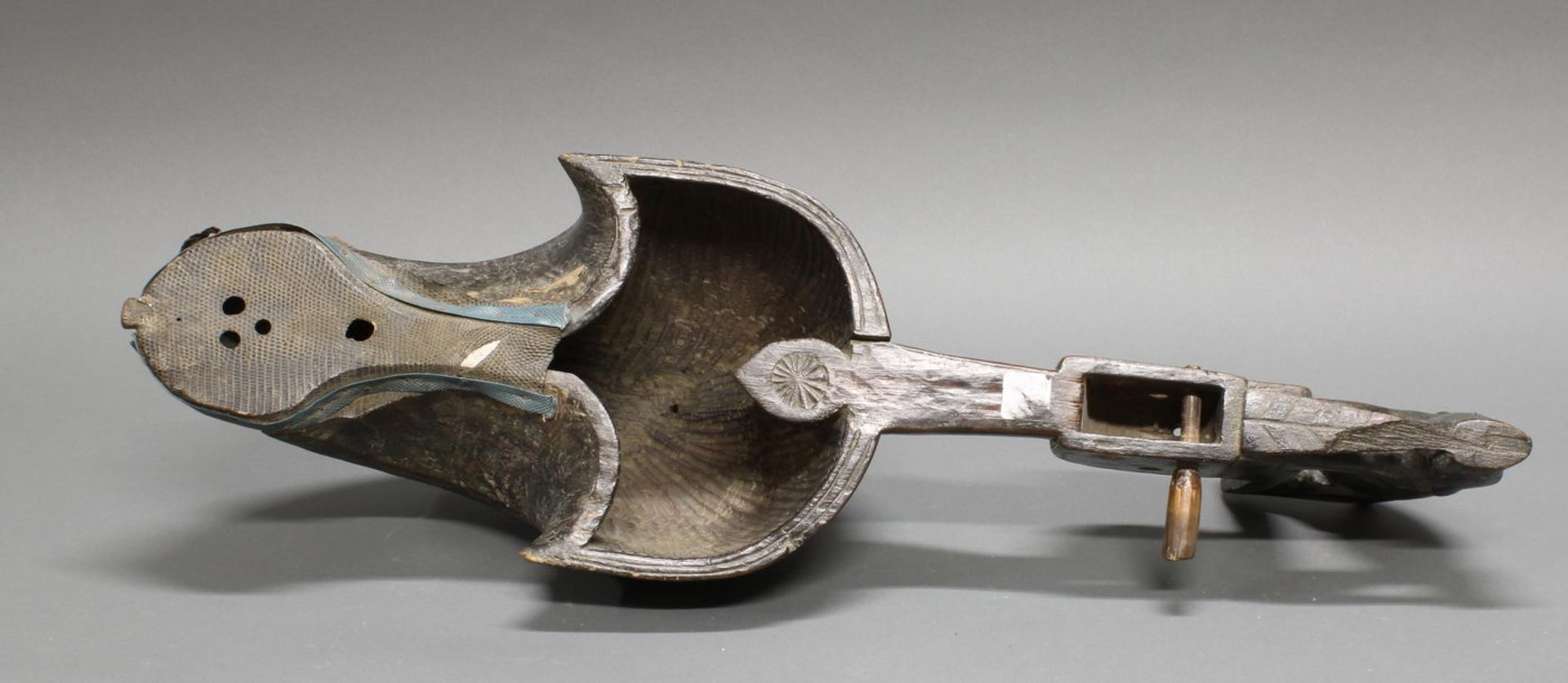 Musikinstrument, Tibet/Nepal, 19. Jh., Holz, 71.5 cm hoch - Image 2 of 2