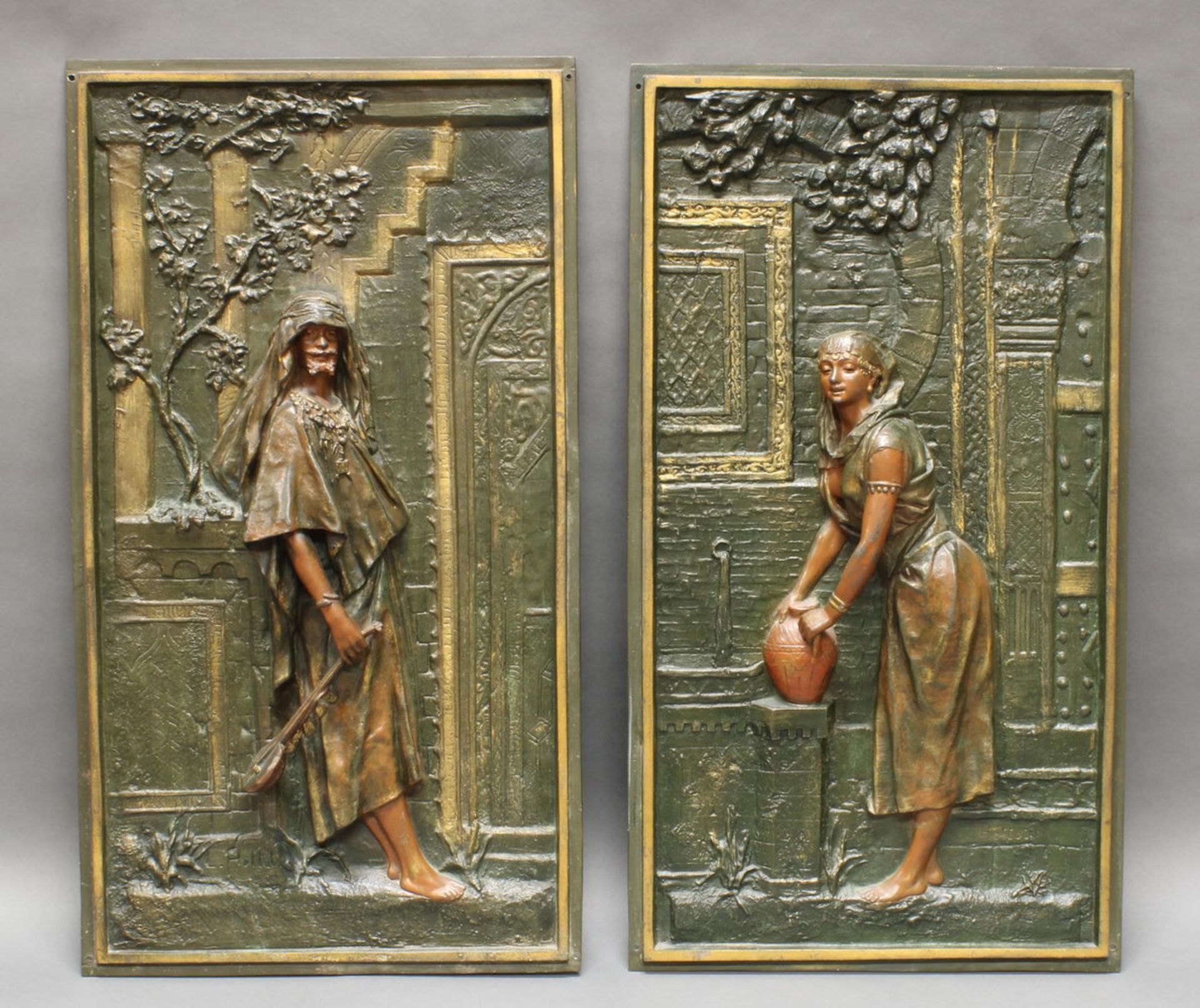 2 Reliefs, Metallguss (Régule), farbig patiniert, "Orientalin am Brunnen und Orientale mit Musikin