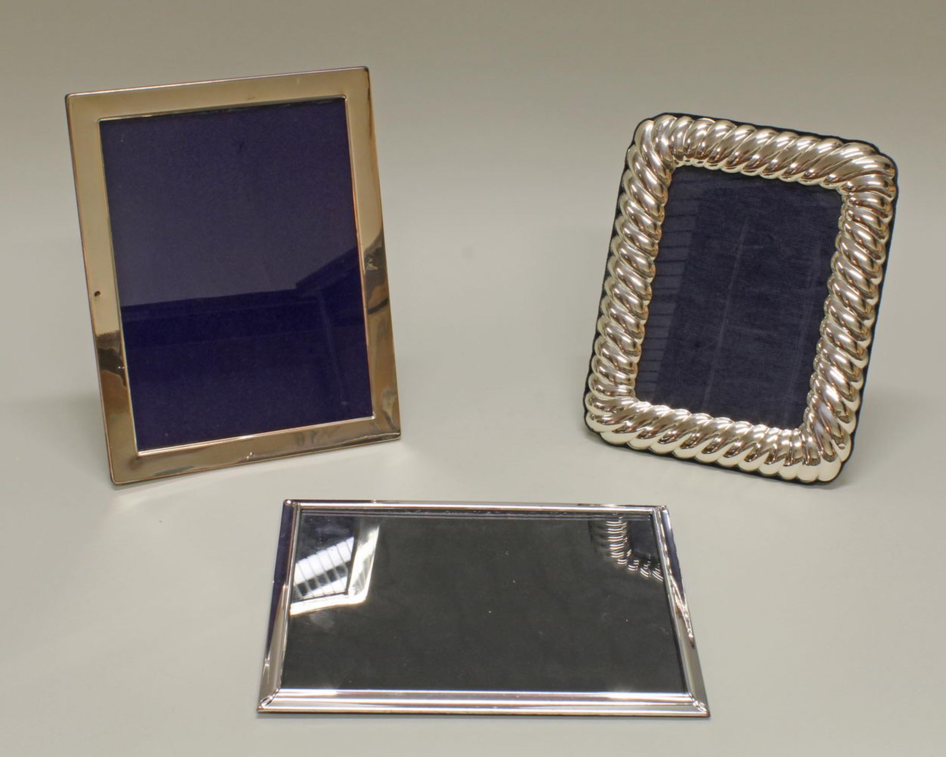 3 Fotorahmen, Silber 925, verschieden, 25 x 20 cm (etwas gedellt), 27 x 20.5 cm (beschädigt), 27.5