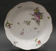 Platte, Meissen, Schwertermarke, Mitte 18. Jh., bunte Blumenmalerei, braune Randlinie, ø 39.5 cm,