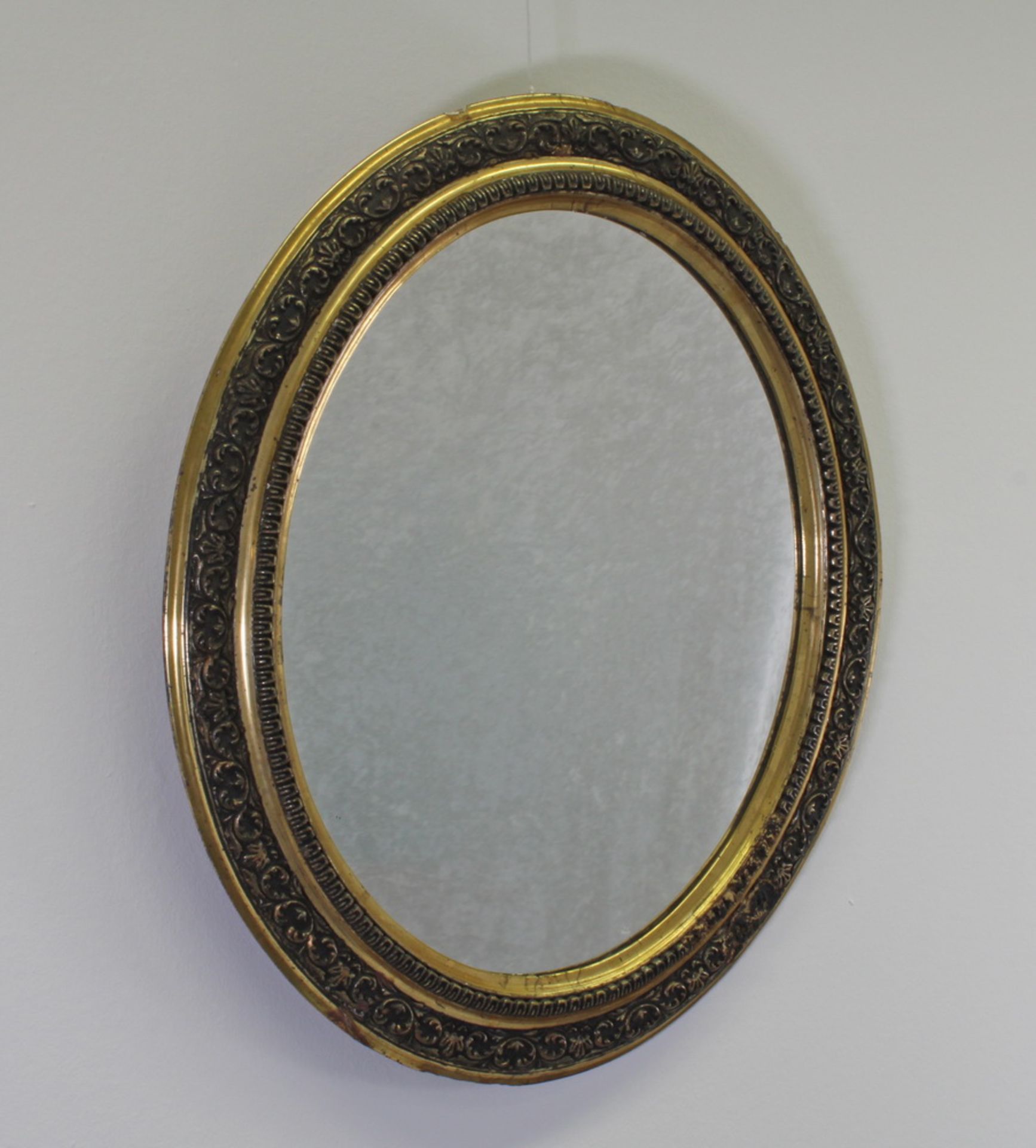 Spiegel, Ende 19. Jh., ovale Form, Holz/Stuck, goldfarben, teils geschwärzt, Glas erneuert, 70 x 6
