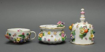 Tischglocke, Mokkatasse, Tintenfass, Meissen, Schwertermarke, 1850-1924, 1. Wahl, plastische Blüte