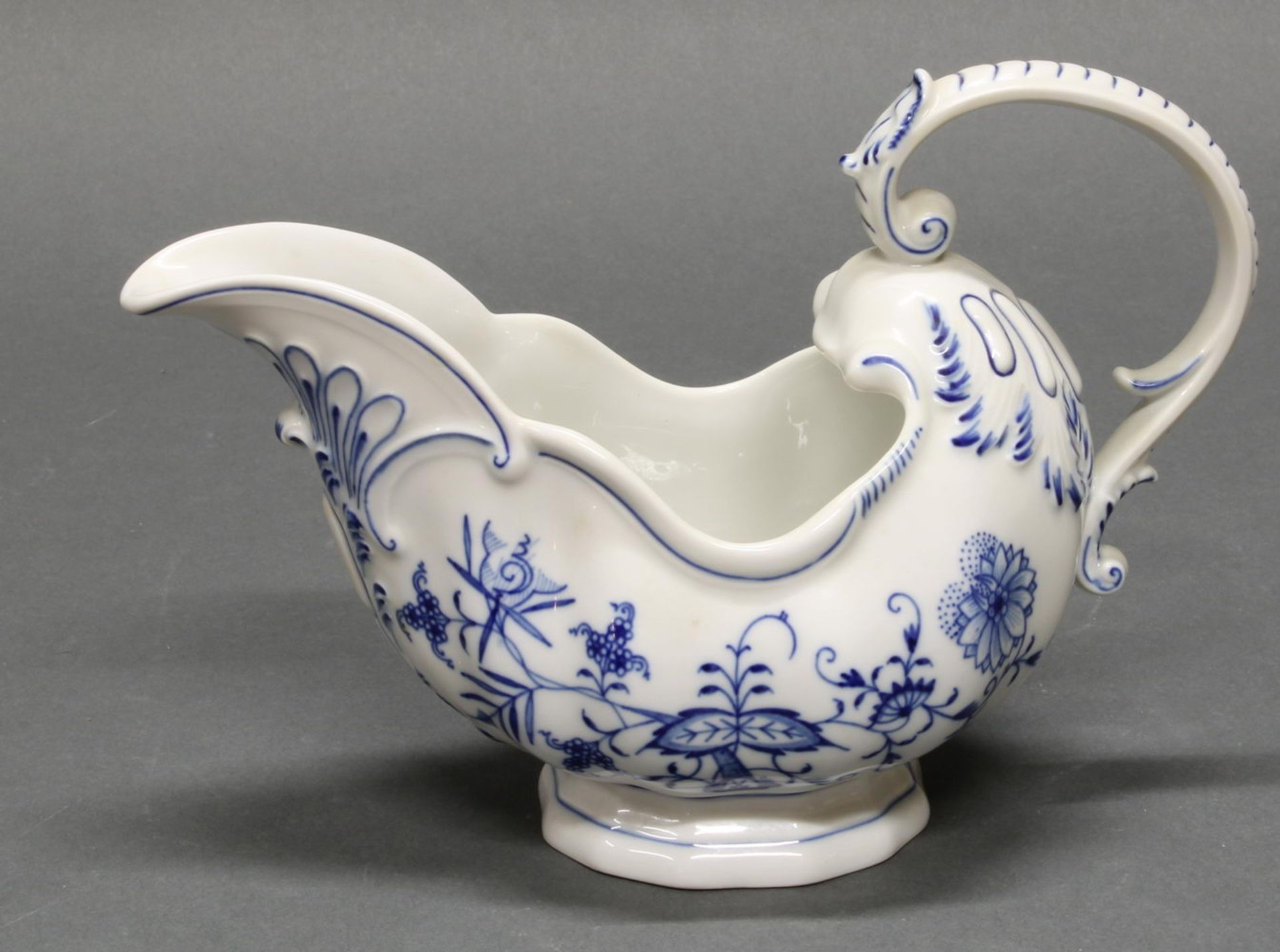 Saucière, Meissen, Schwertermarke, 1. Wahl, Zwiebelmuster, Helmform, 17 x 24 x 11 cm