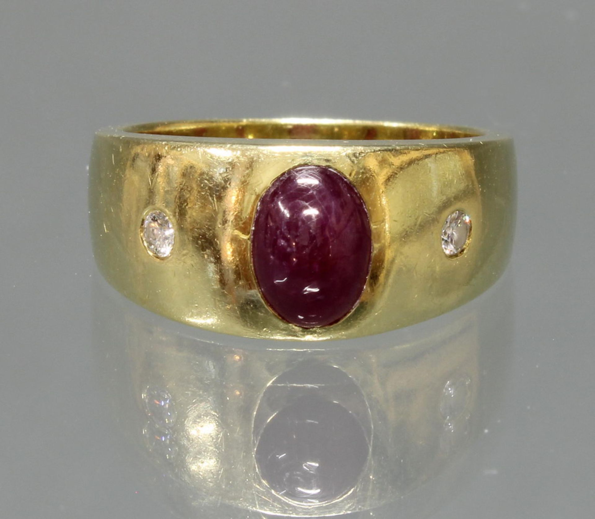 Bandring, GG 750, 1 Rubin-Cabochon, 2 kleine Brillanten, 9 g, RM 18