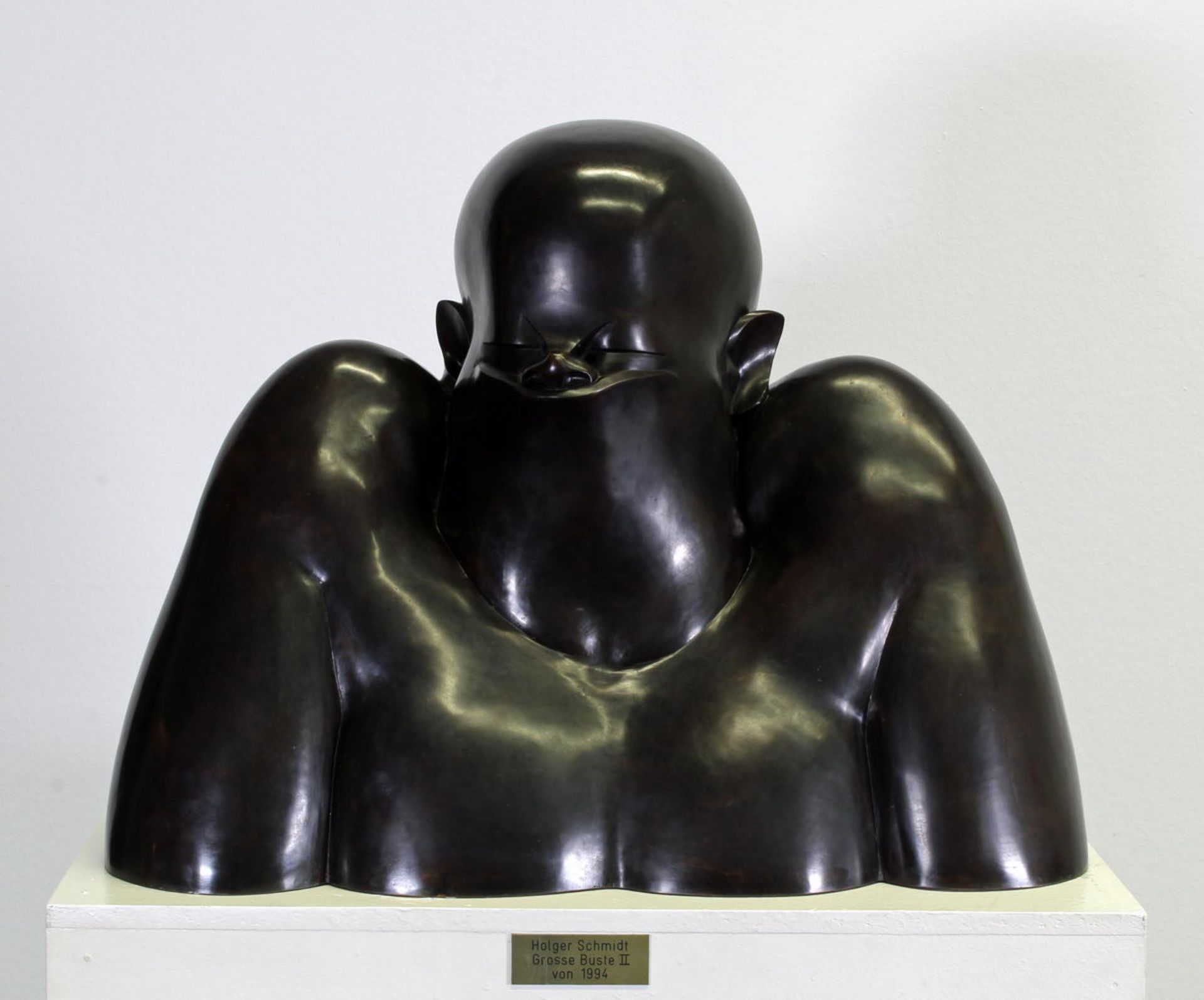 Bronze, schwarz patiniert, "Grosse Büste II", 1994, 46.5 cm hoch, 60 cm breit, weißer Holzsockel - Image 2 of 3