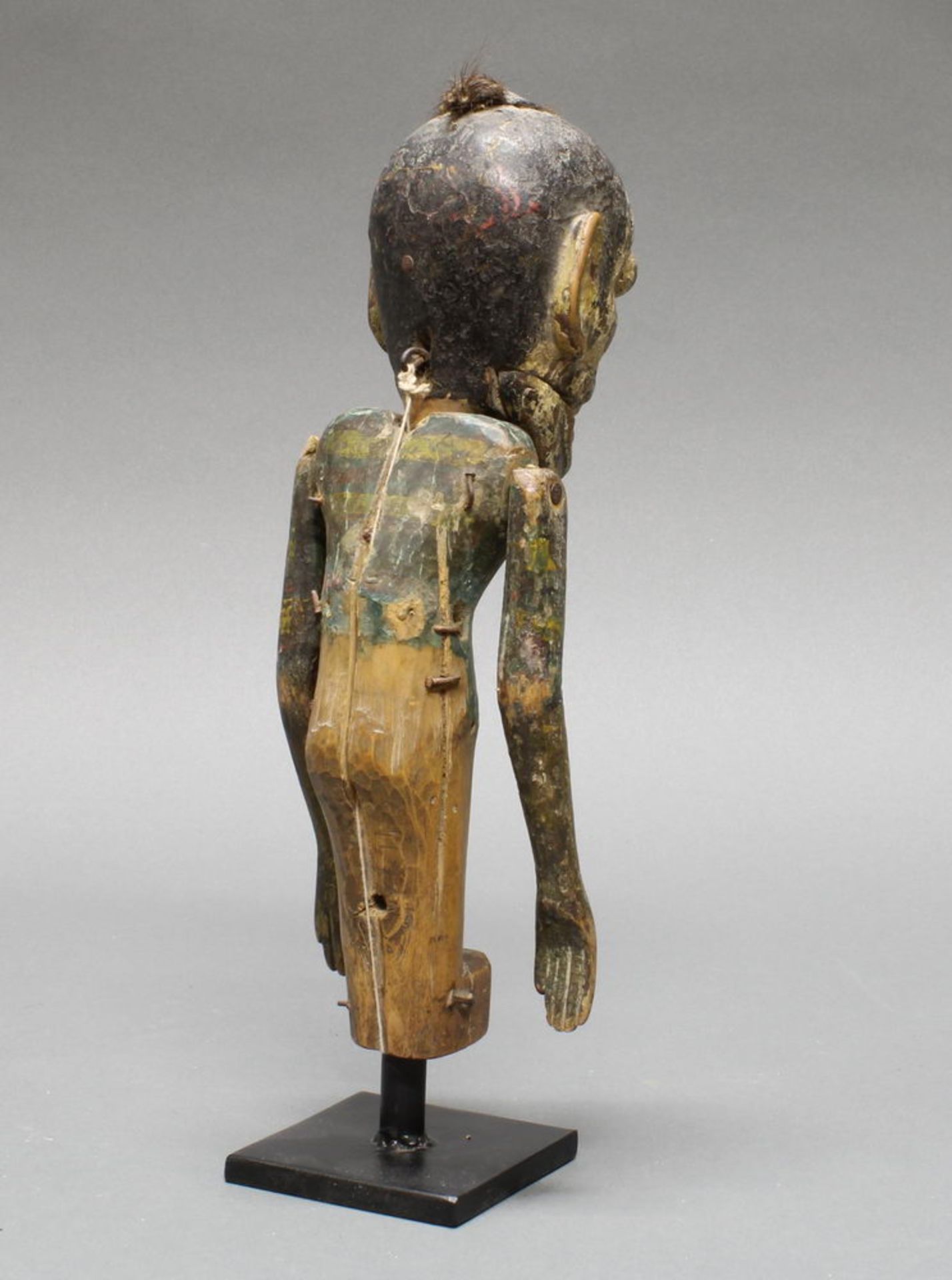 Figur, mit beweglichem Kopf und Armen, Indonesien, authentisch, Holz, Reste alter farbiger Fassung, - Image 2 of 2