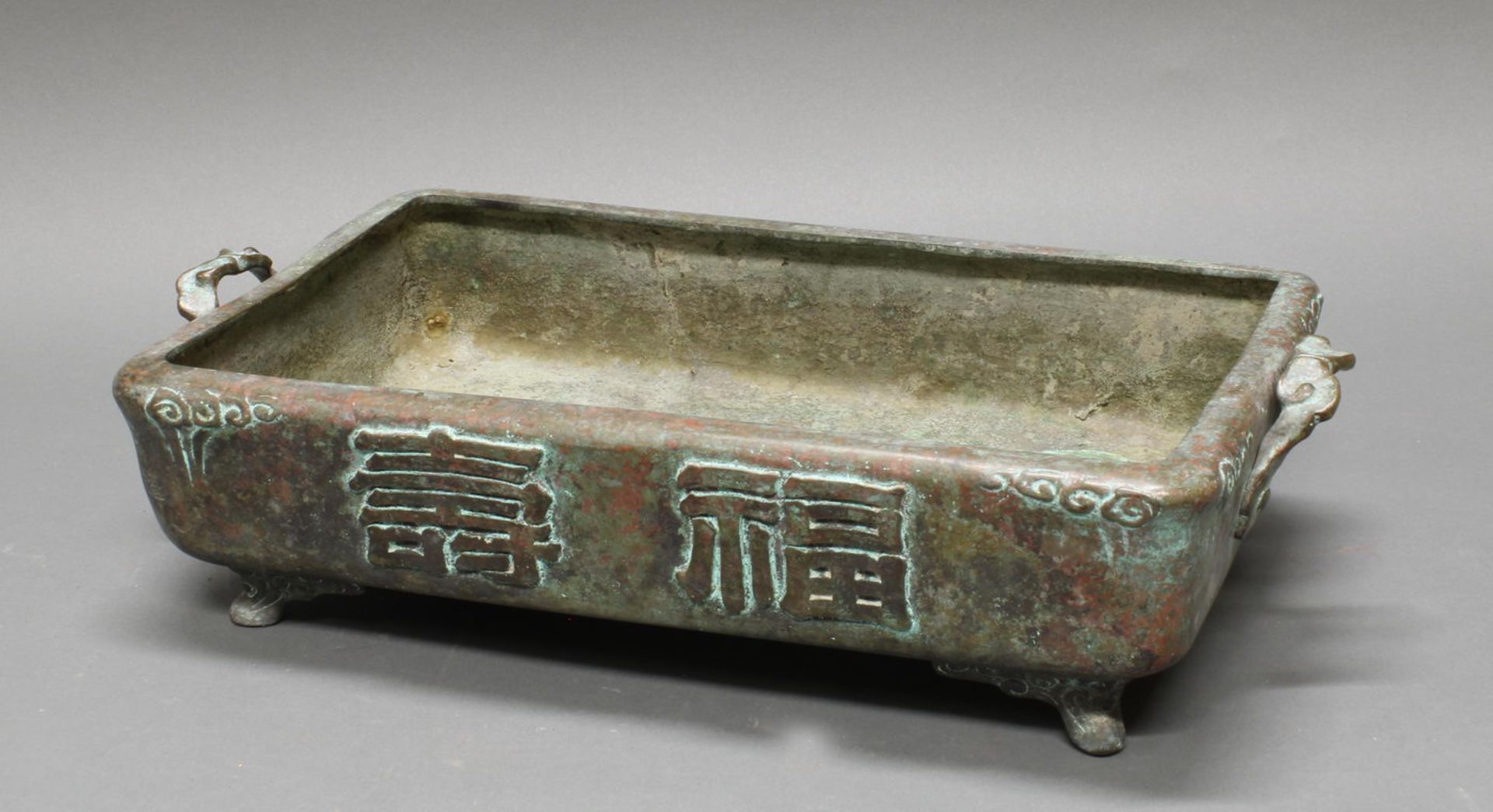 Pflanzschale, China, neuzeitlich, Bronze, rechteckig, im Relief Drache zwischen Wolken und Schriftz