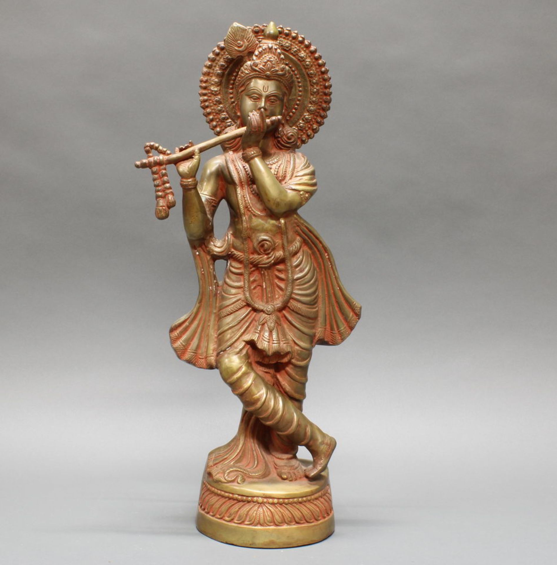 Figur, "Flötespielender Krishna", Indien, 20. Jh., Messingbronze, Reste von roter Farbe, 61.5 cm h